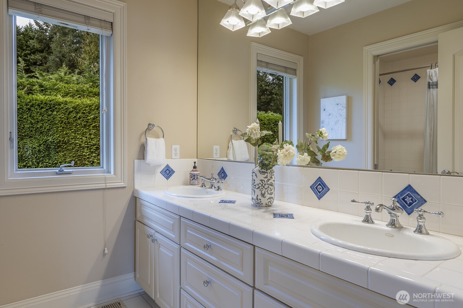 15517 Lake Shore Boulevard NE