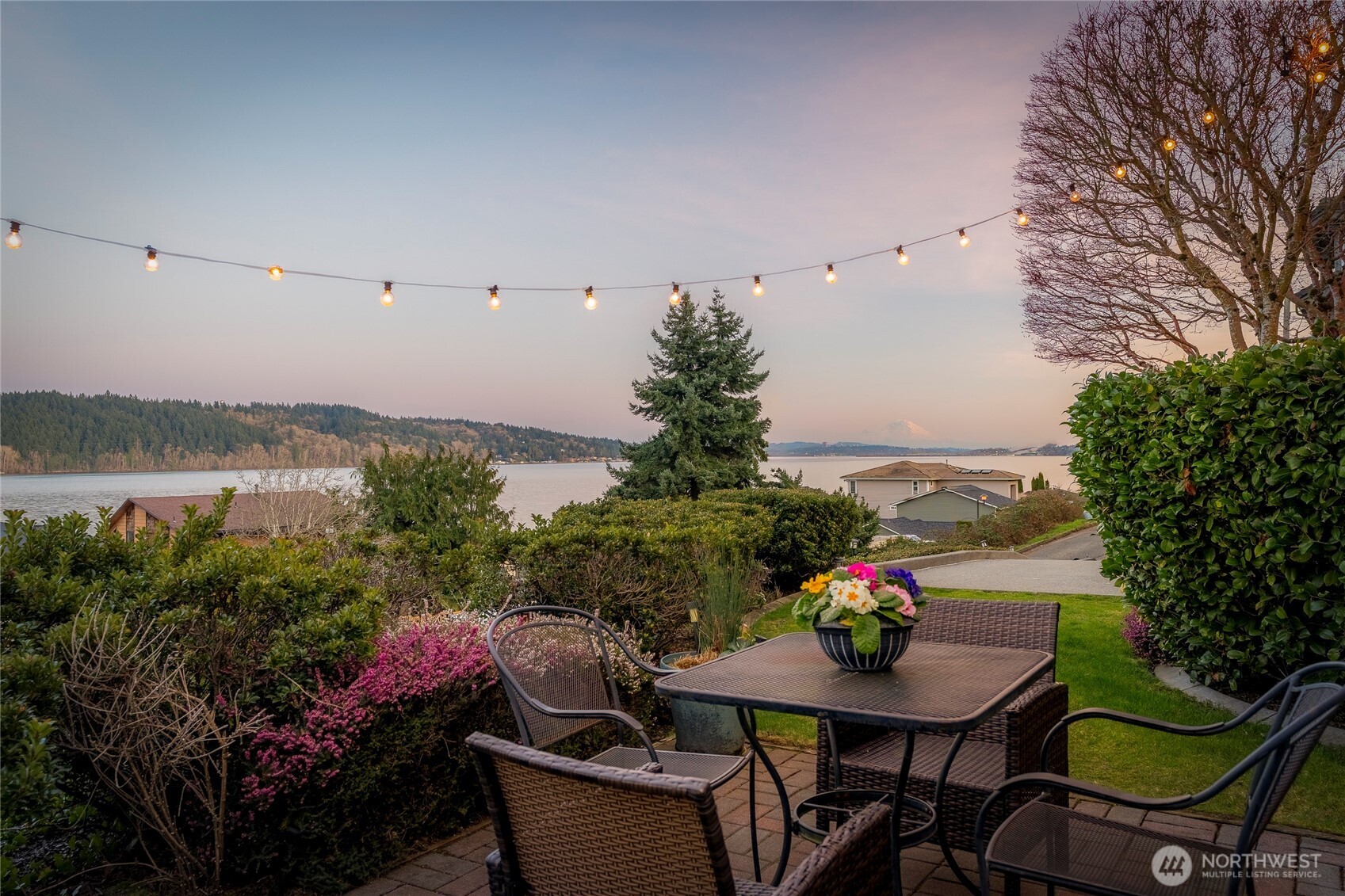 15517 Lake Shore Boulevard NE