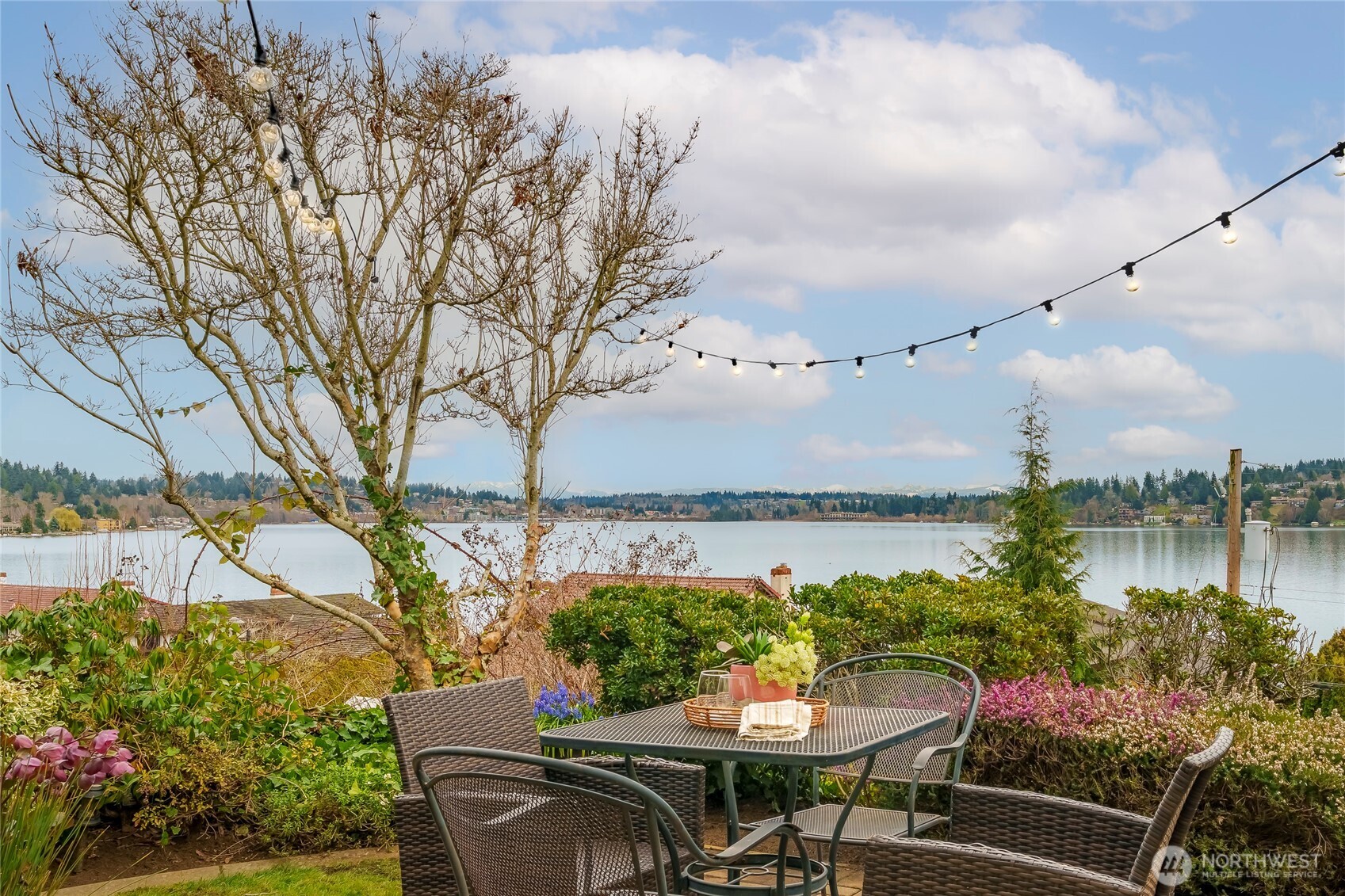 15517 Lake Shore Boulevard NE