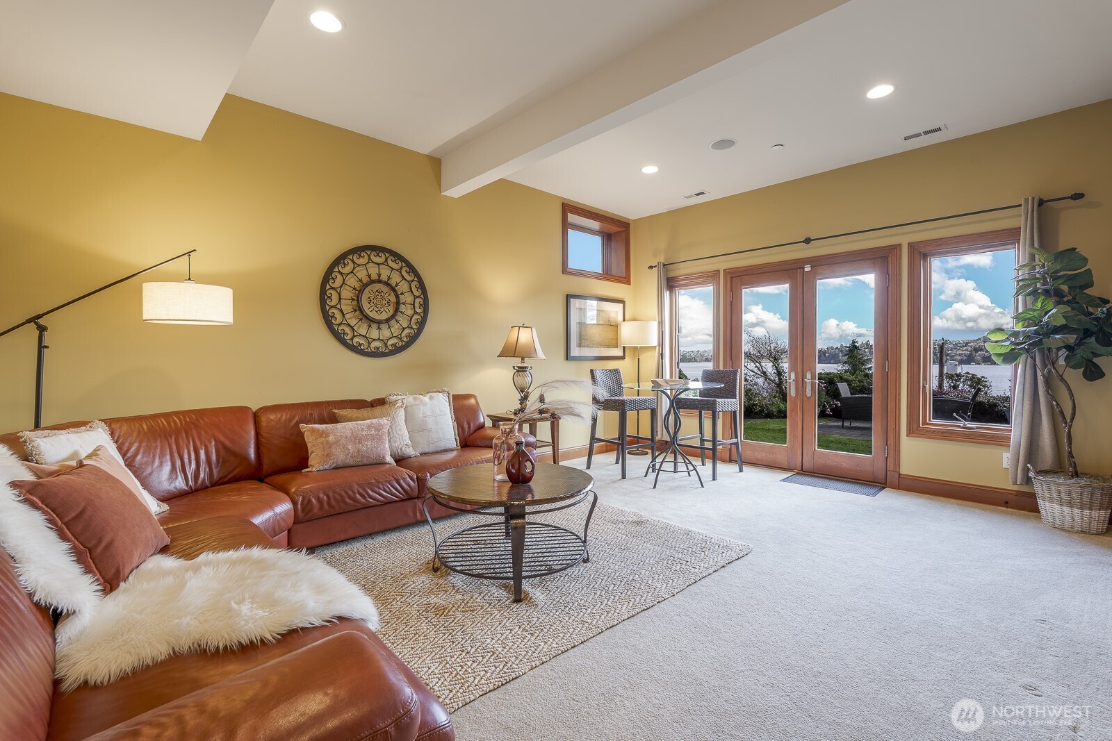 15517 Lake Shore Boulevard NE