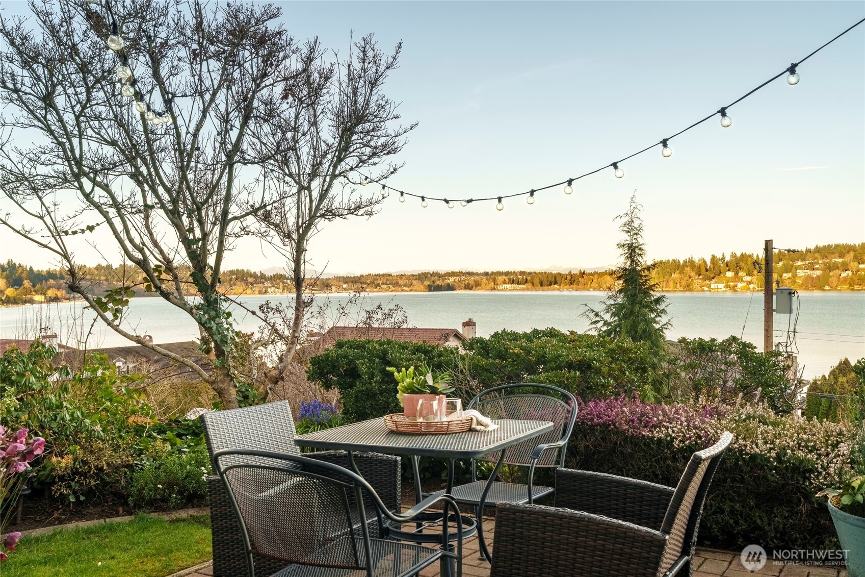 15517 Lake Shore Boulevard NE