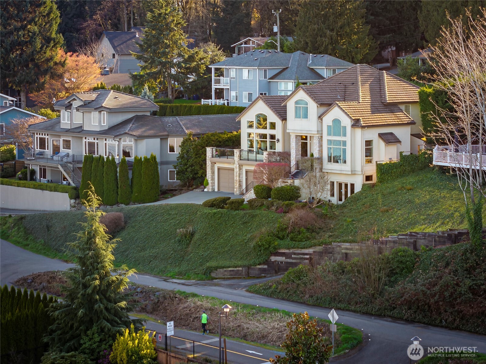 15517 Lake Shore Boulevard NE