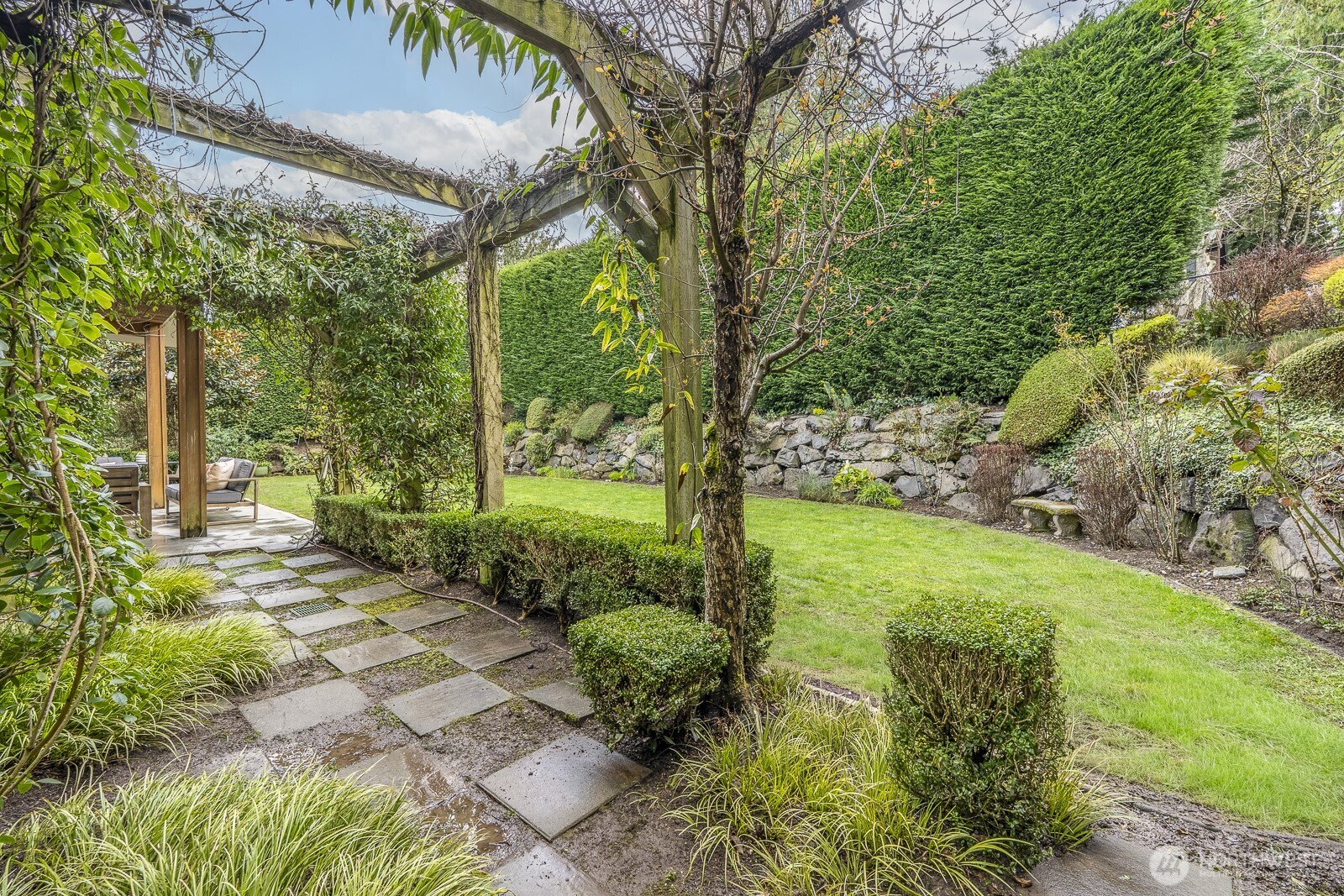 15517 Lake Shore Boulevard NE