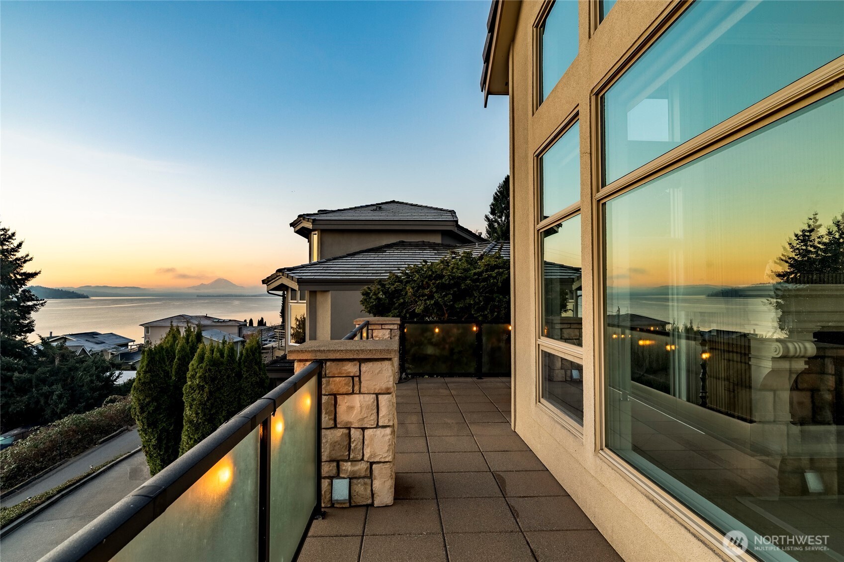 15517 Lake Shore Boulevard NE