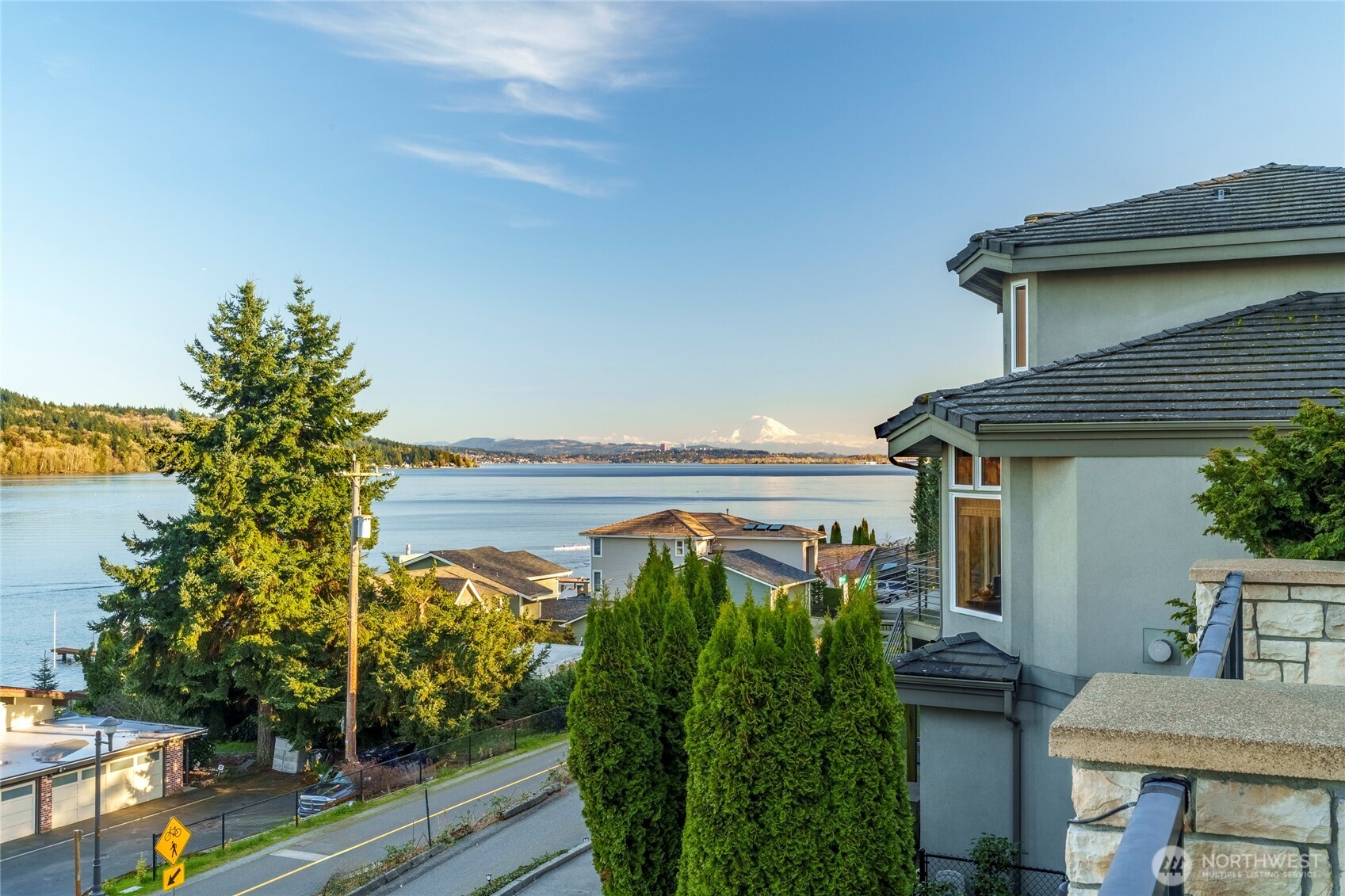 15517 Lake Shore Boulevard NE