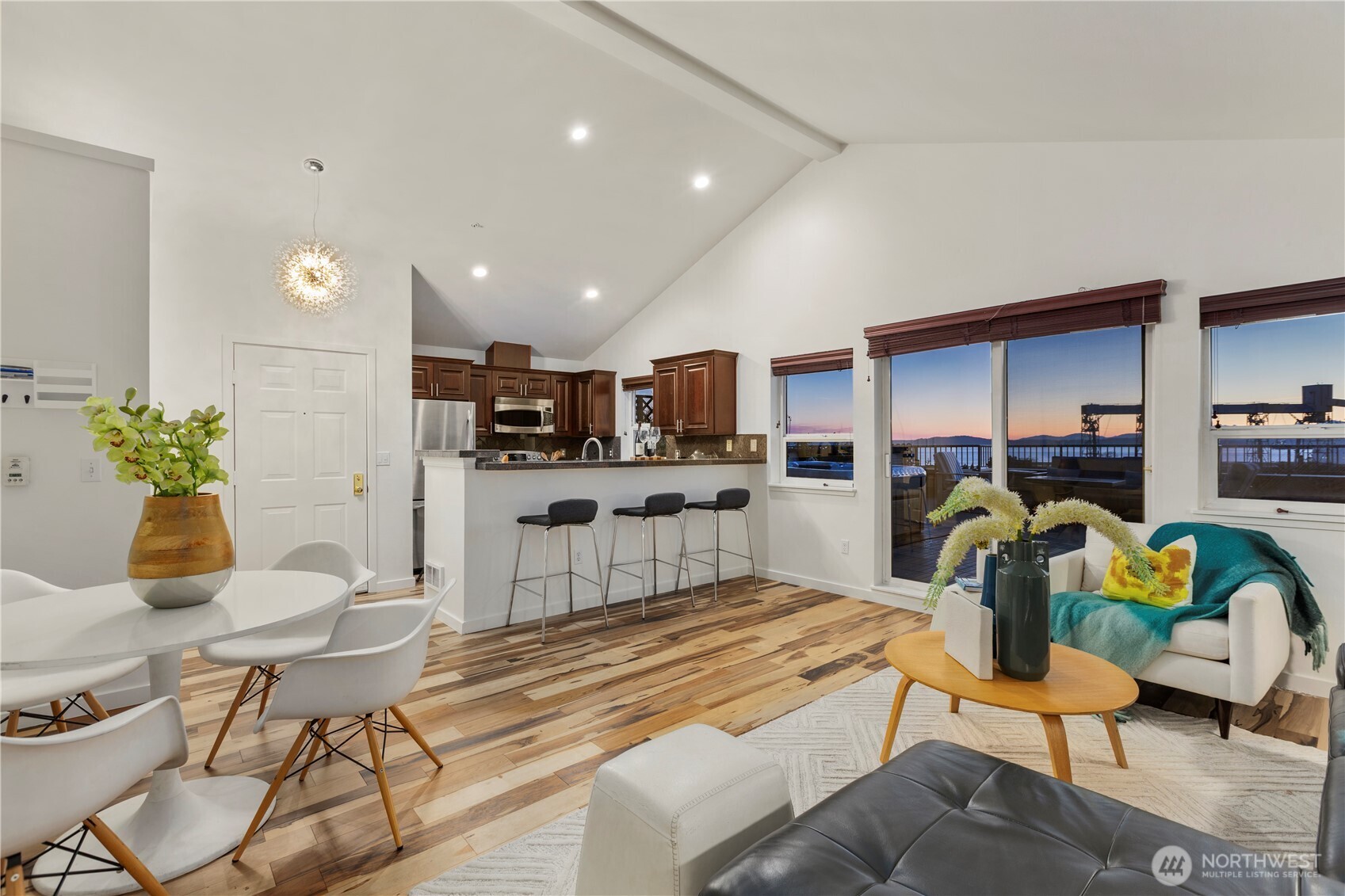 524 6th Avenue W Unit: 407