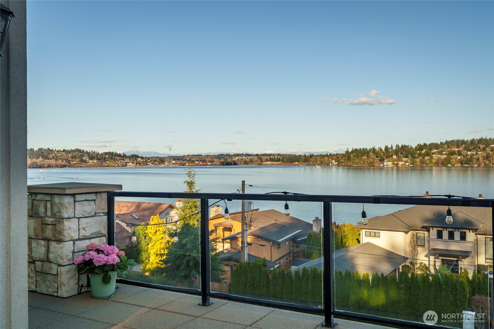 15517 Lake Shore Boulevard NE