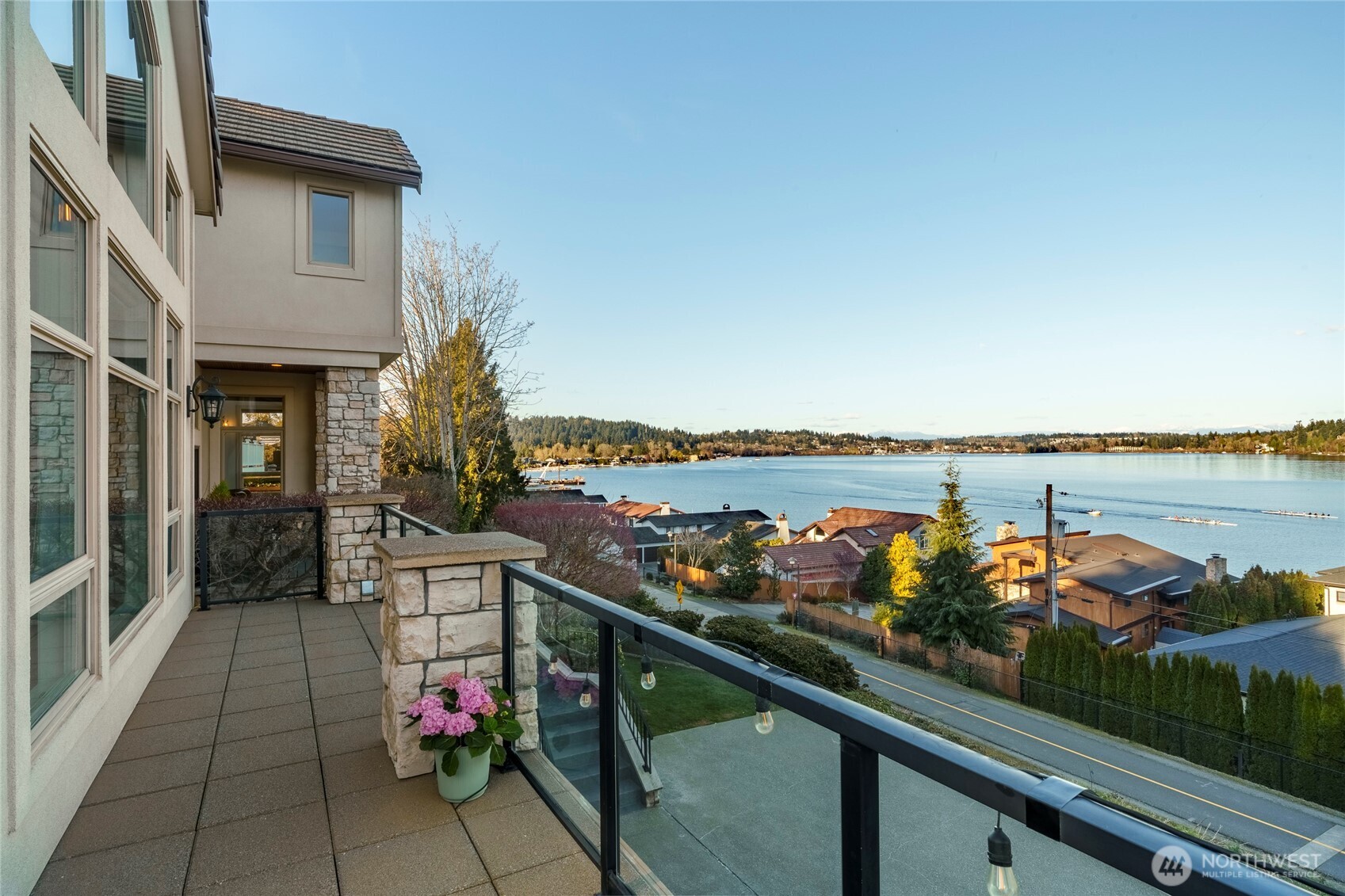 15517 Lake Shore Boulevard NE