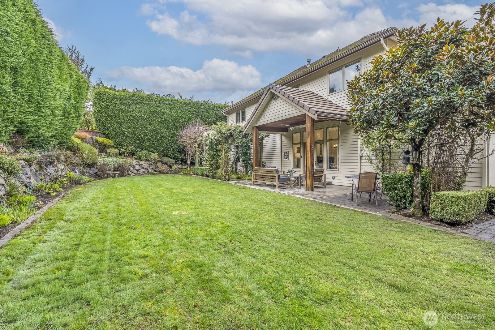 15517 Lake Shore Boulevard NE