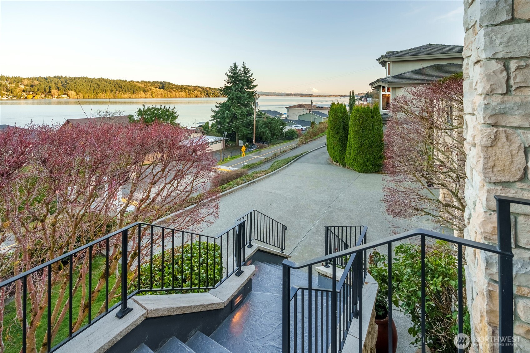 15517 Lake Shore Boulevard NE