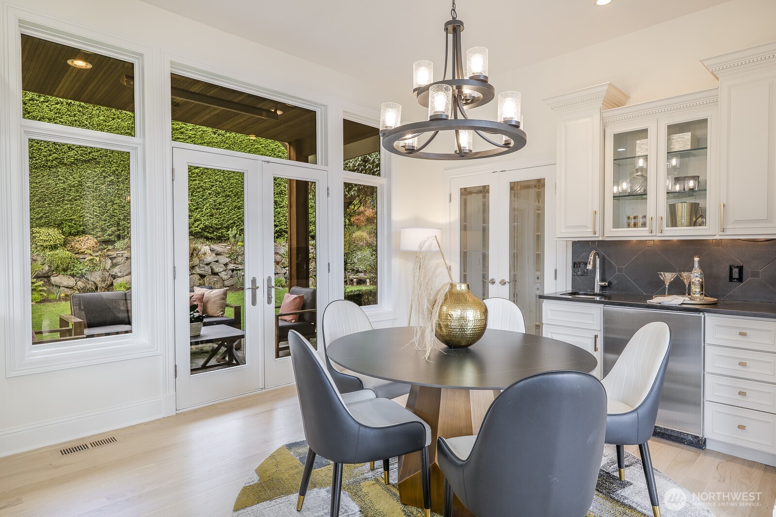 15517 Lake Shore Boulevard NE