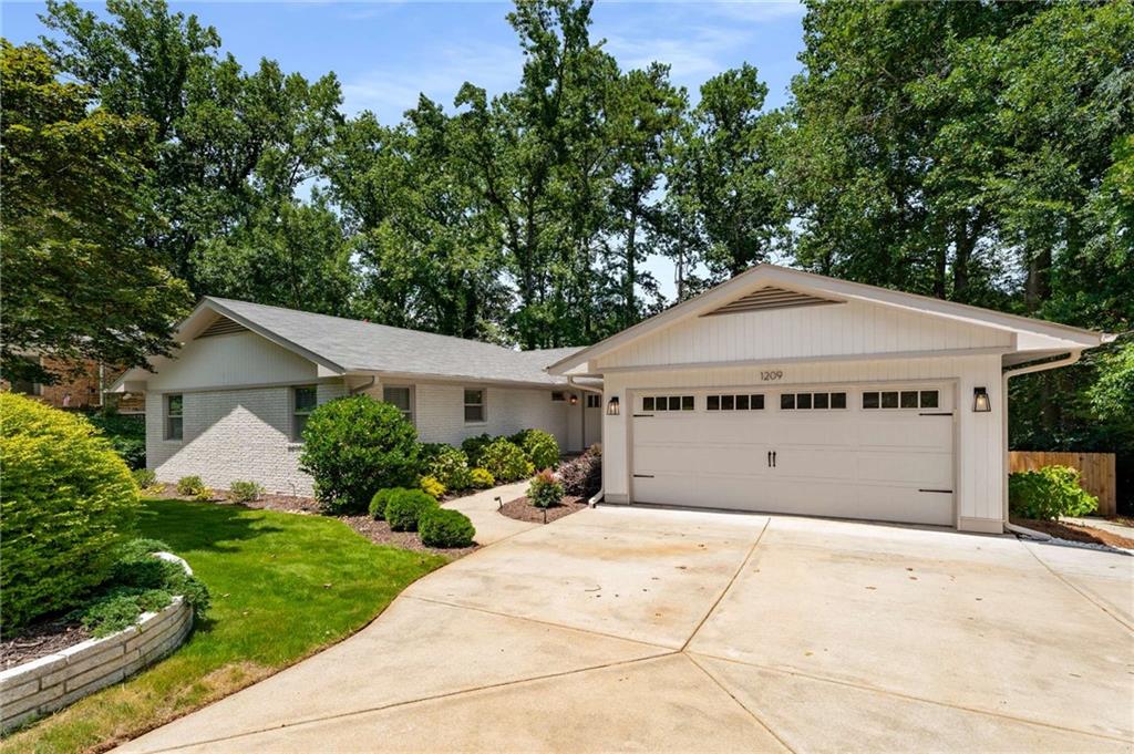 1209 Pinehurst Circle SE