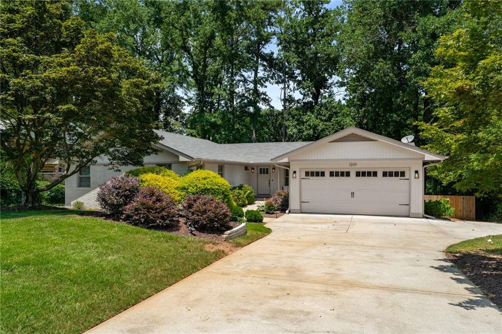 1209 Pinehurst Circle SE