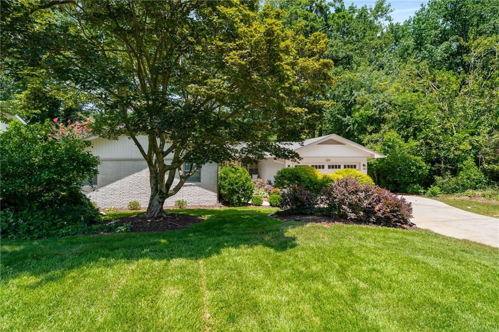 1209 Pinehurst Circle SE