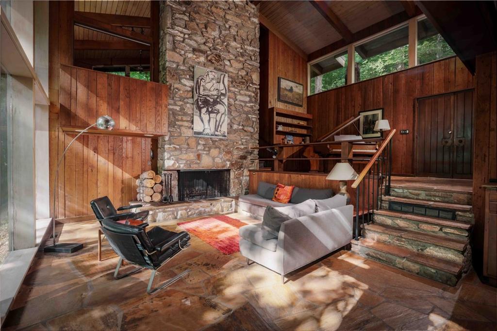 393 The Falls Court NE