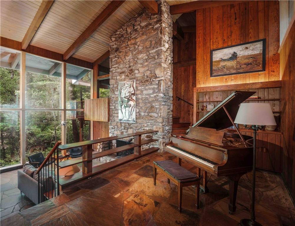 393 The Falls Court NE