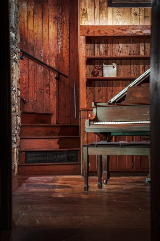 393 The Falls Court NE