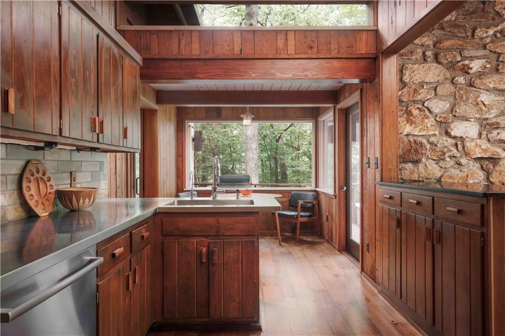 393 The Falls Court NE