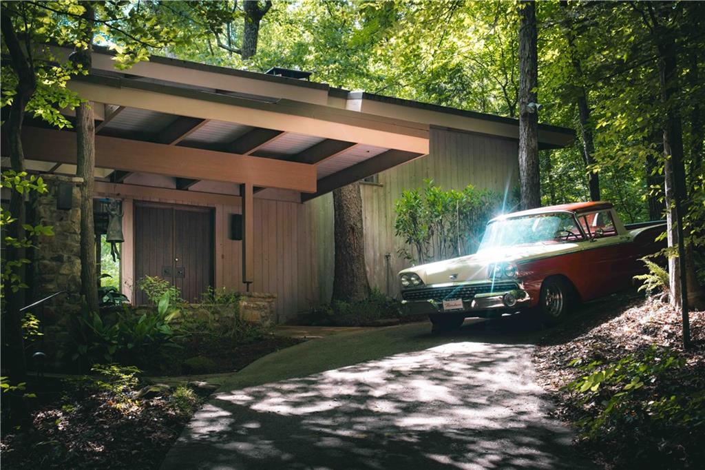 393 The Falls Court NE