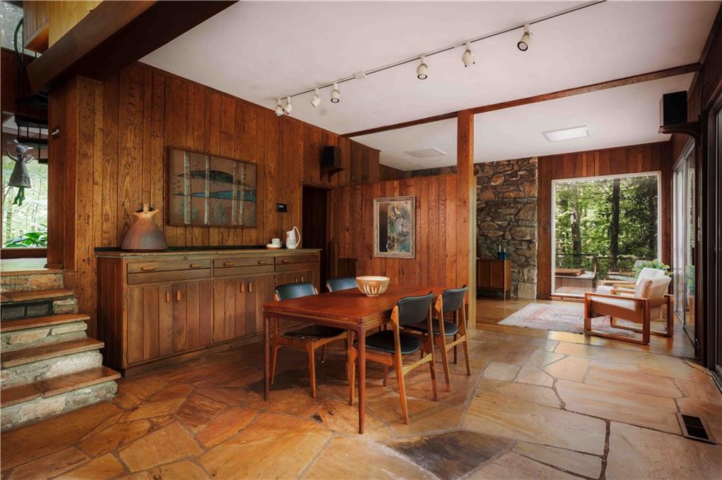 393 The Falls Court NE