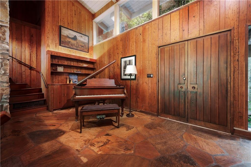 393 The Falls Court NE