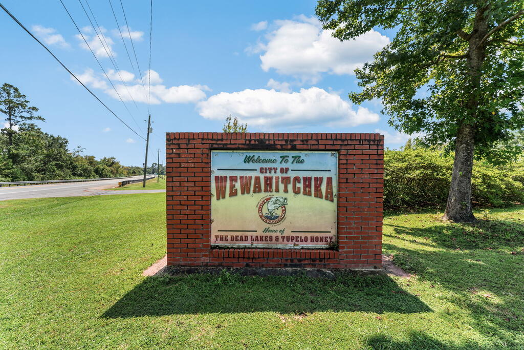 Wewahitchka welcome sign advertising the Dead Lakes and tupelo honey.
