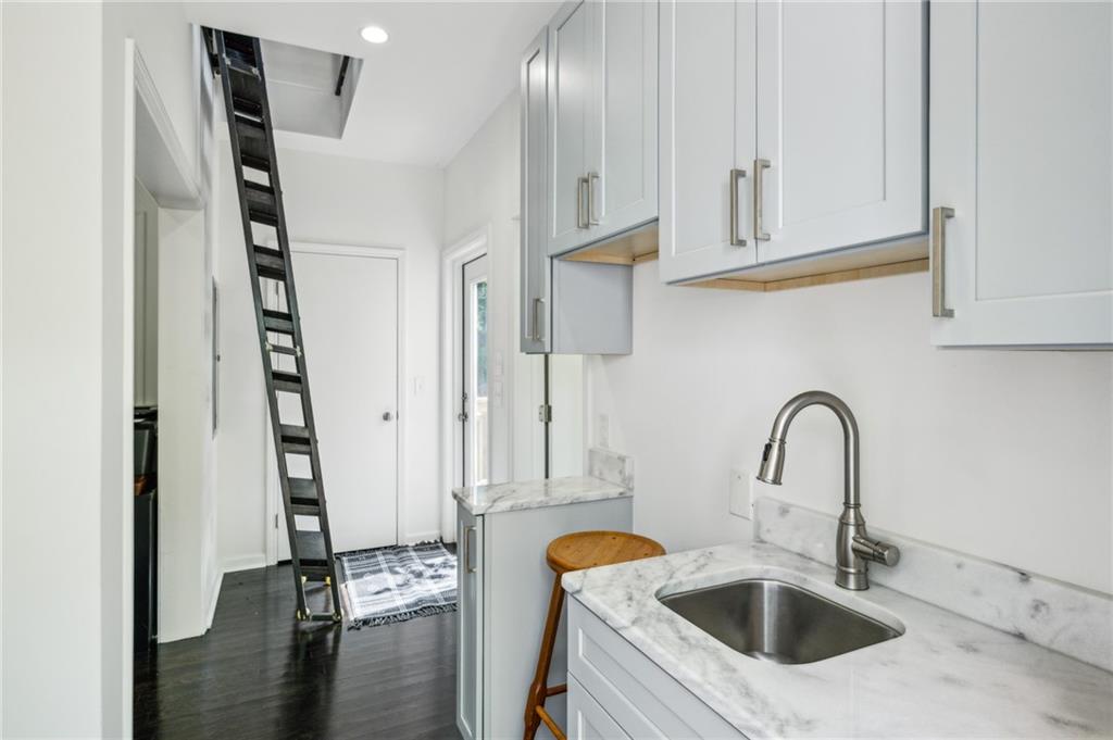 443 Lakeshore Drive NE