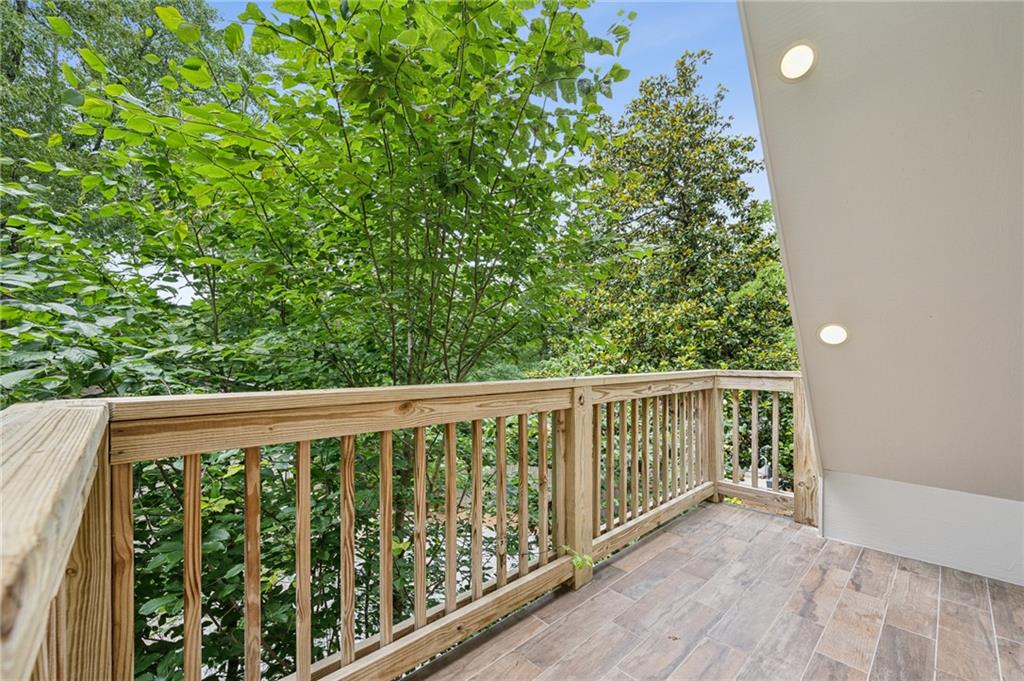 443 Lakeshore Drive NE