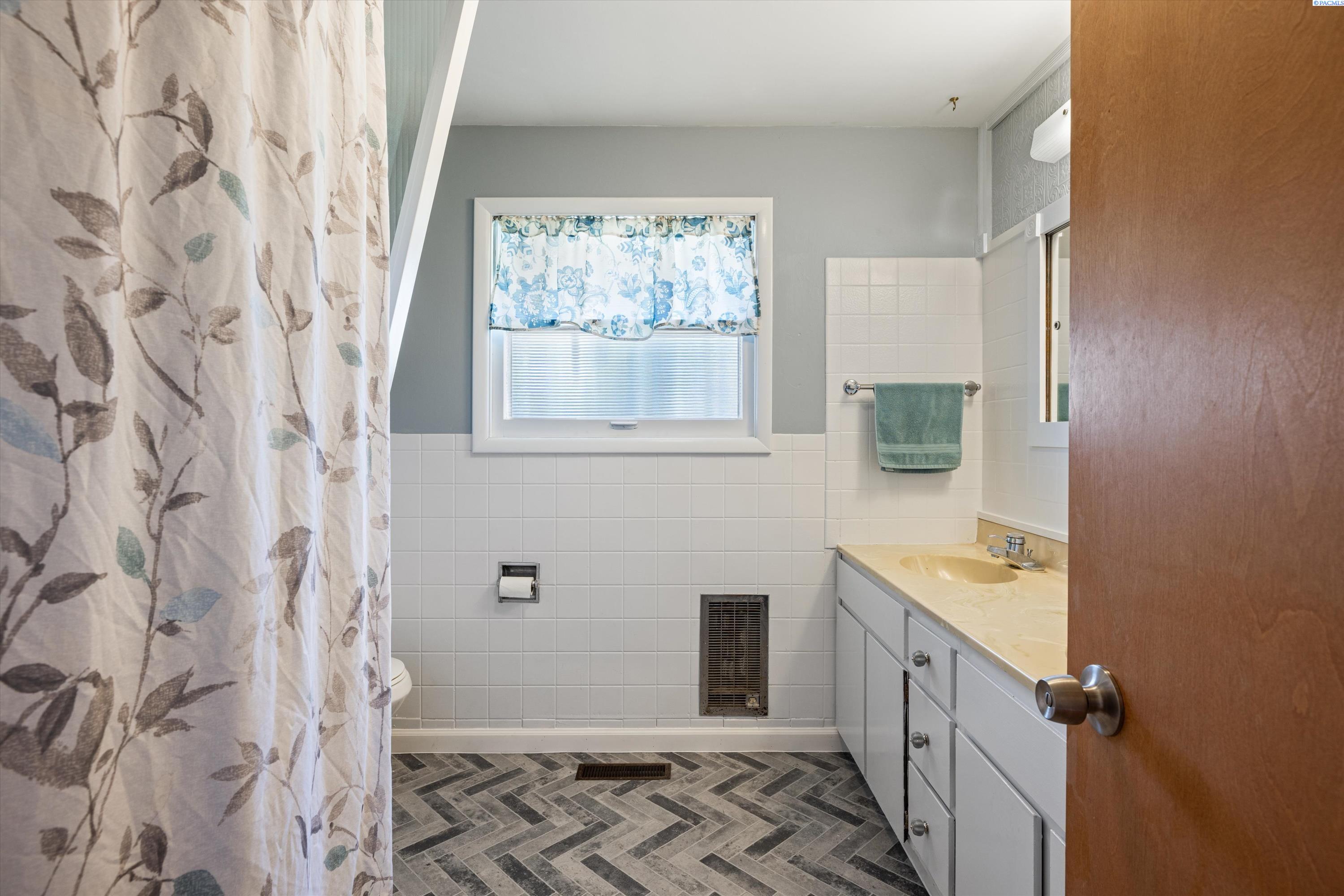 324 W 27th Ave