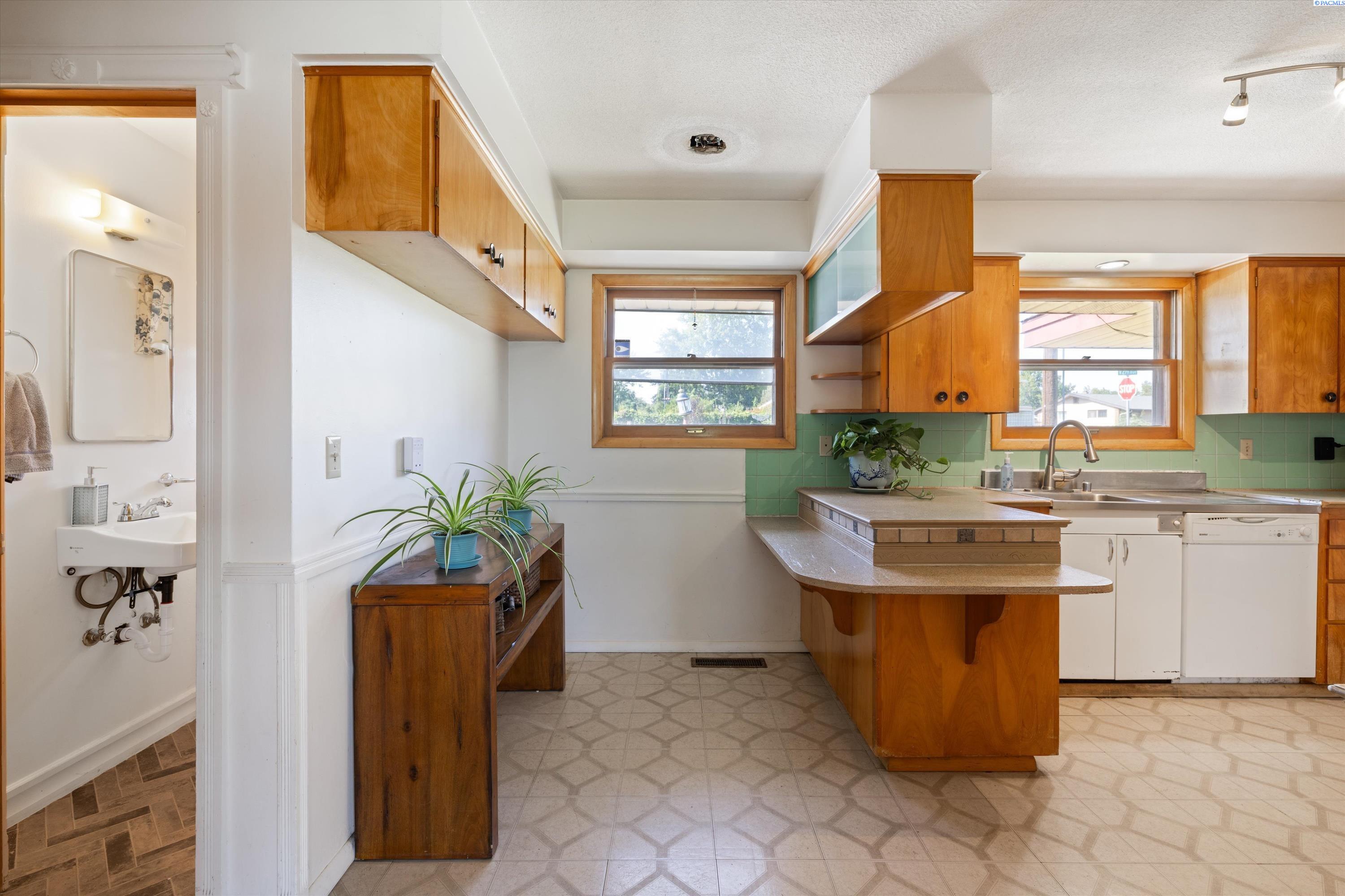 324 W 27th Ave