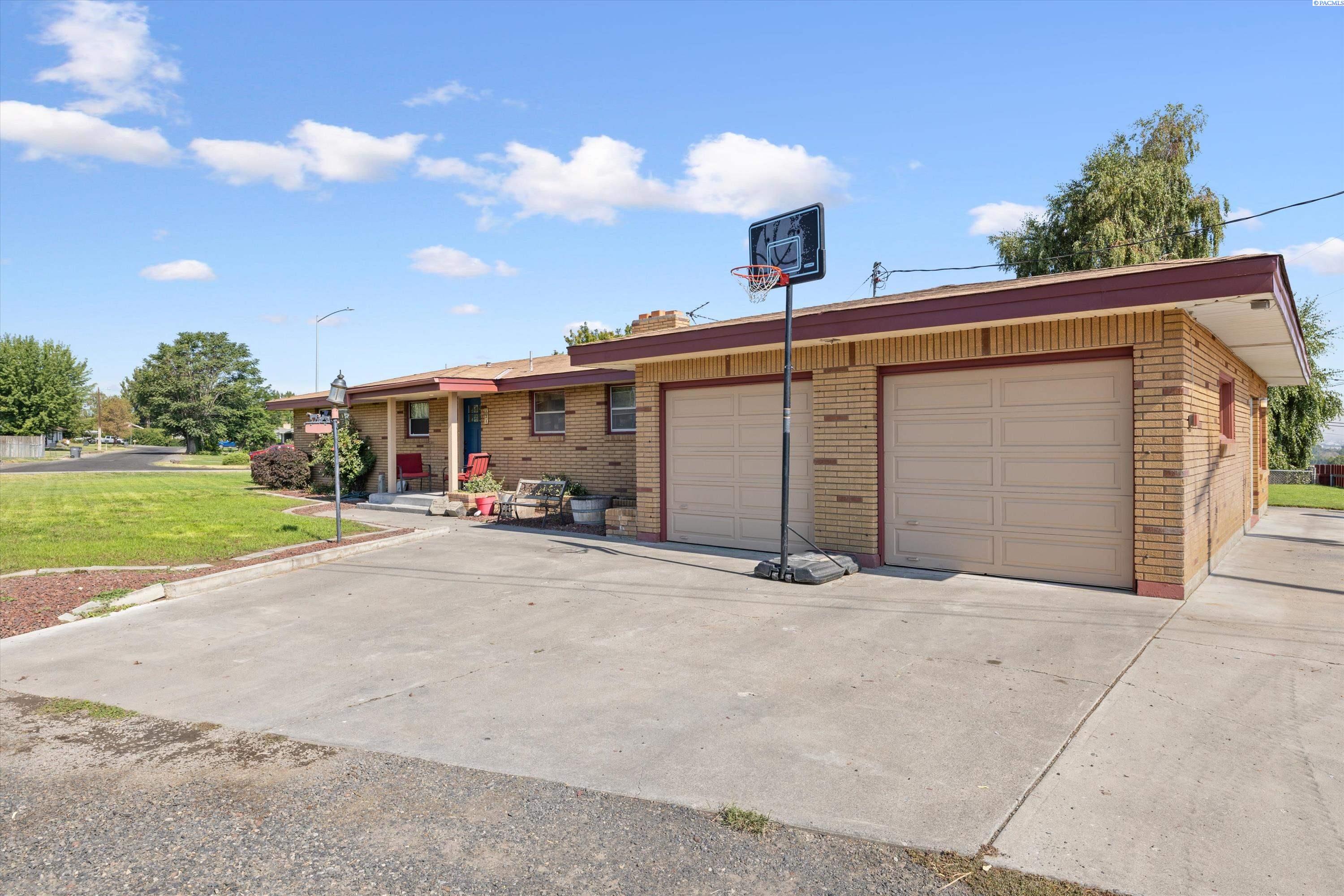 324 W 27th Ave
