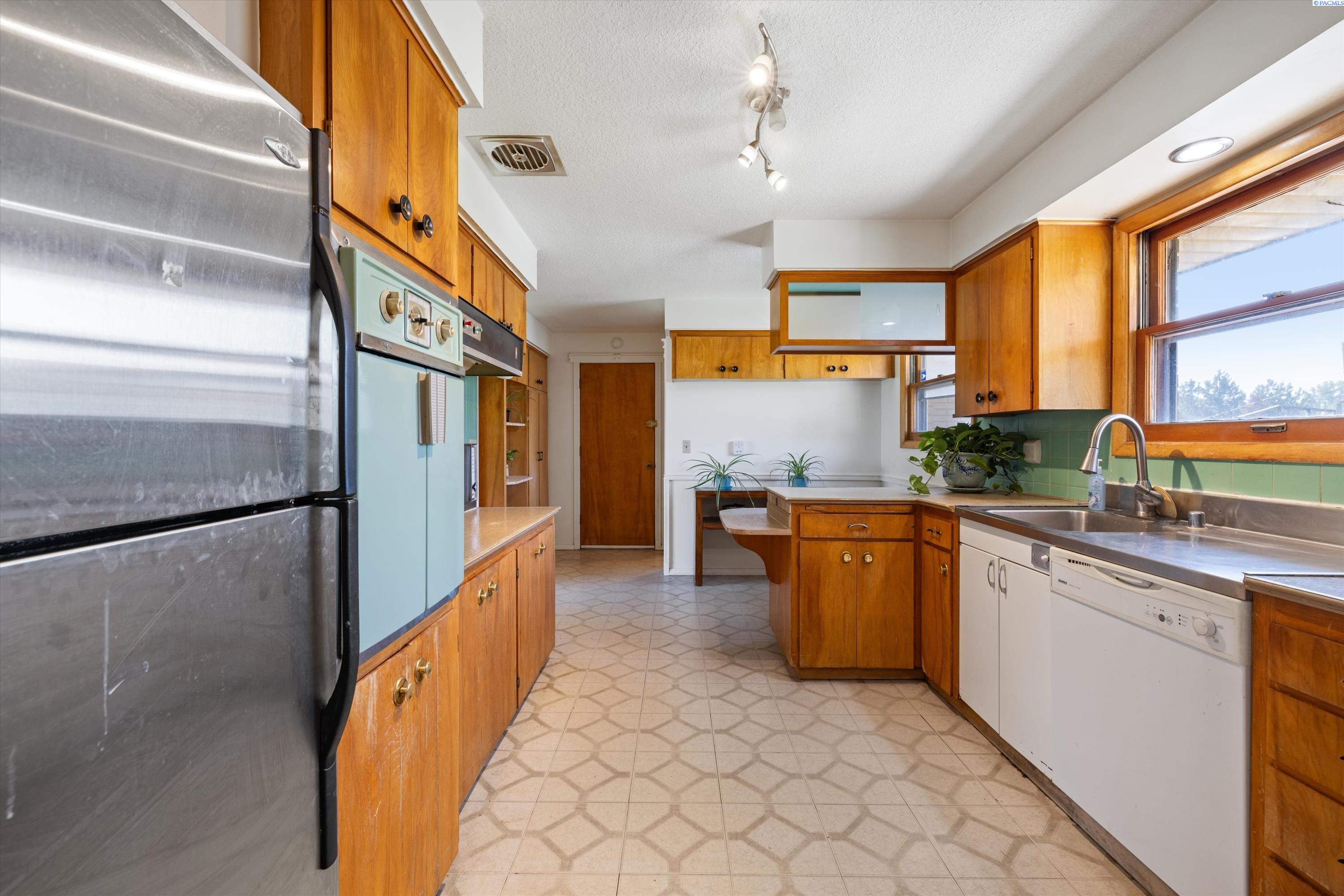 324 W 27th Ave