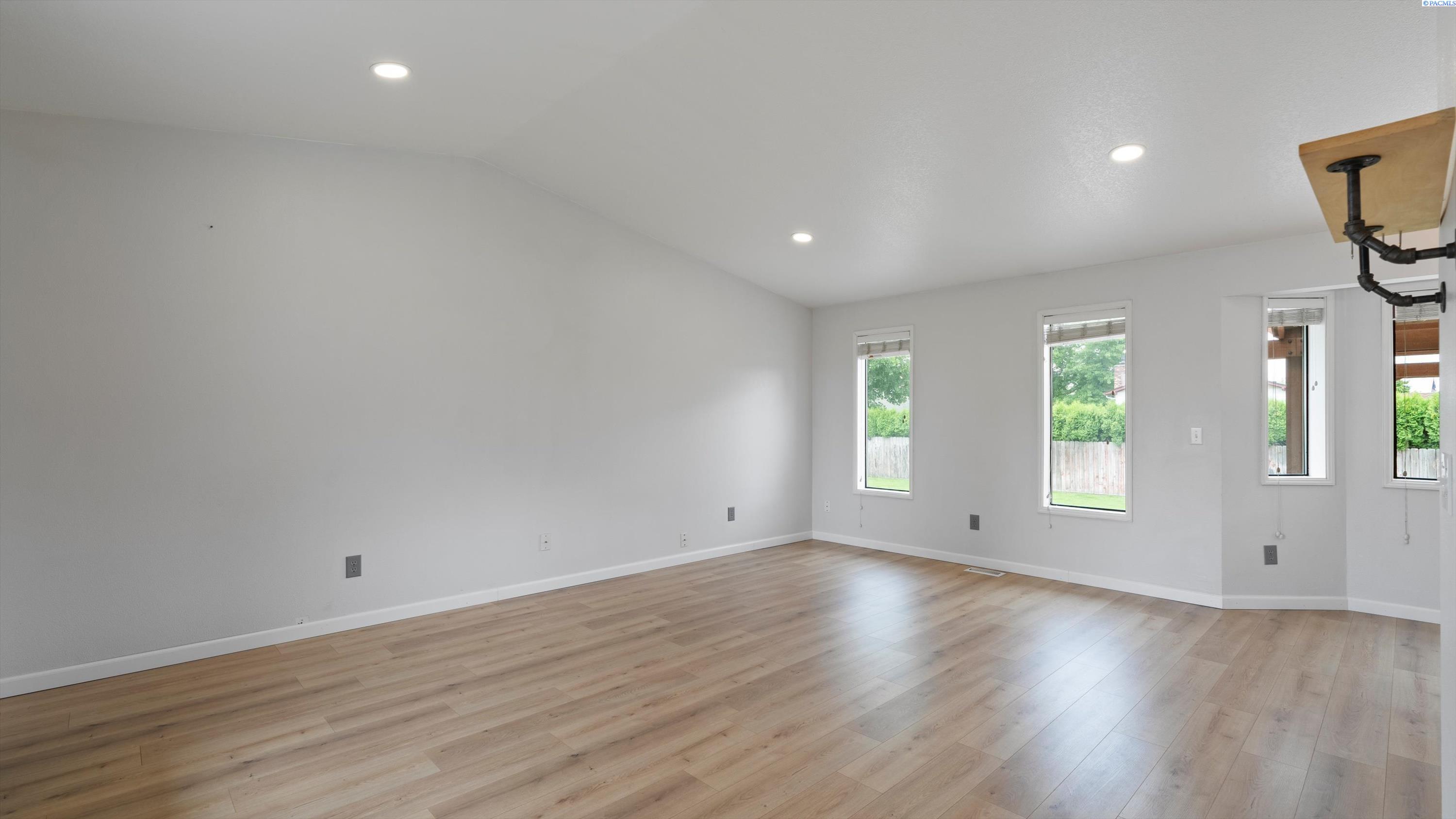 8504 W Livingston Rd