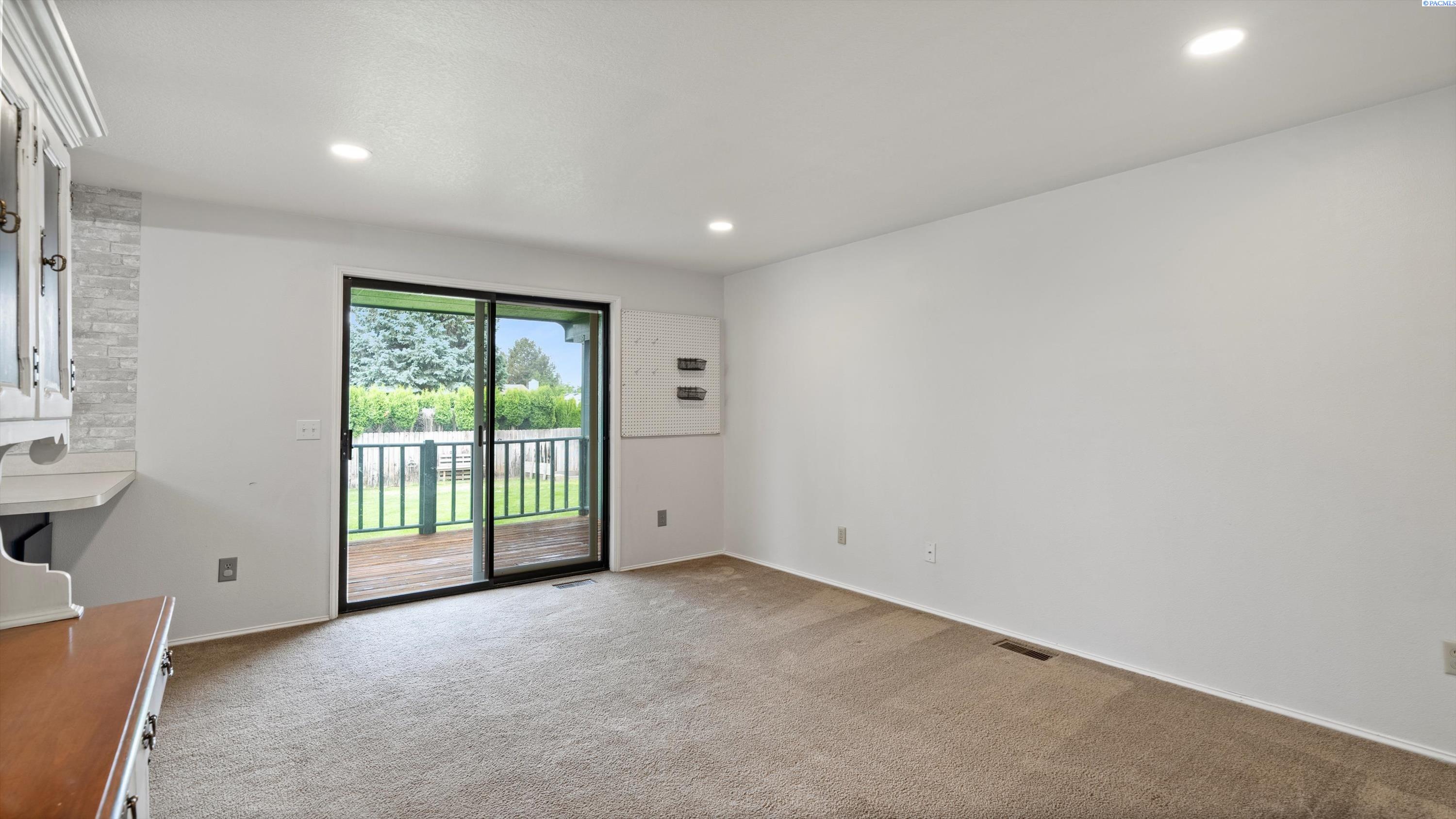 8504 W Livingston Rd
