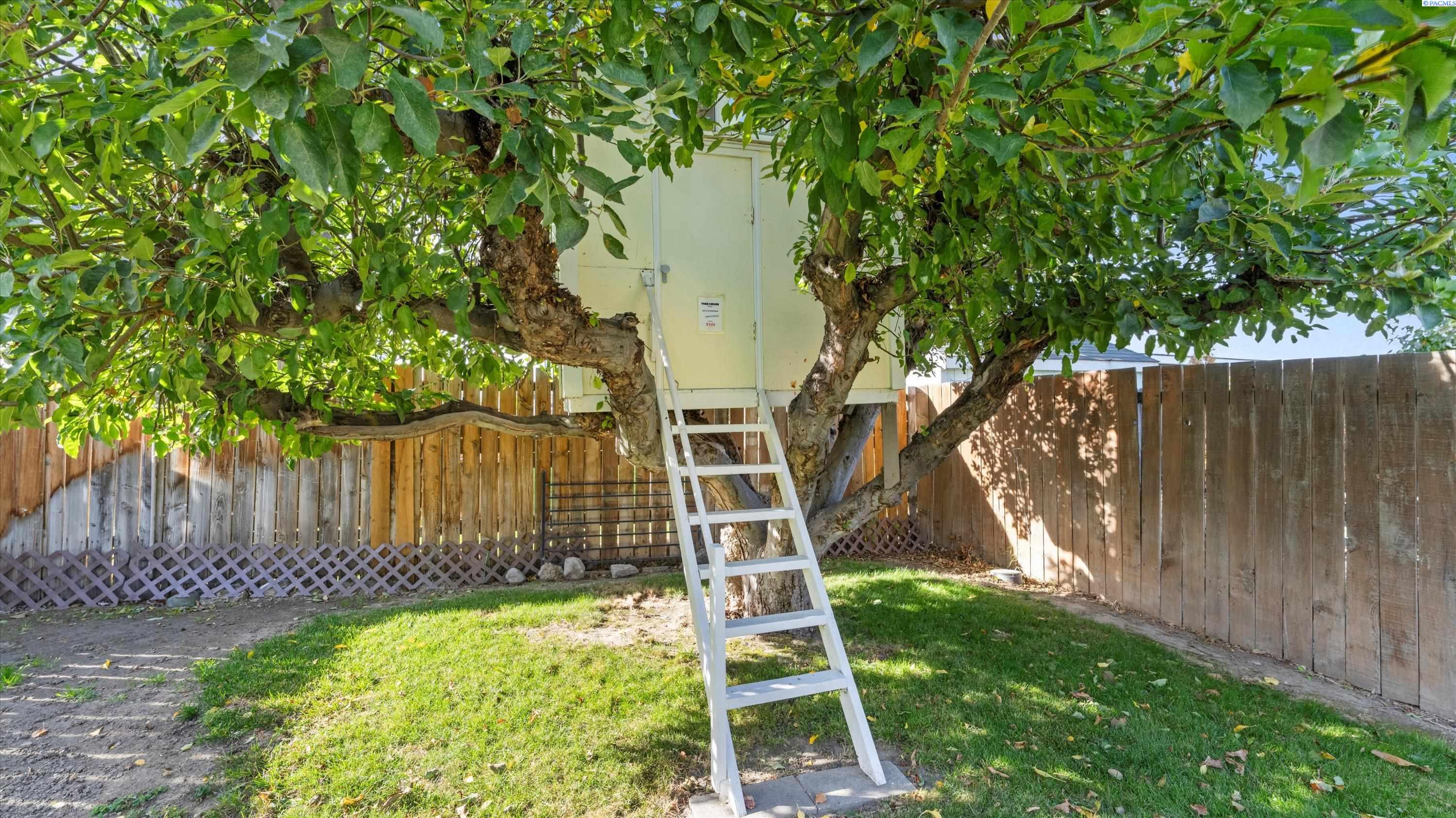 4606 W Grand Ronde Ave