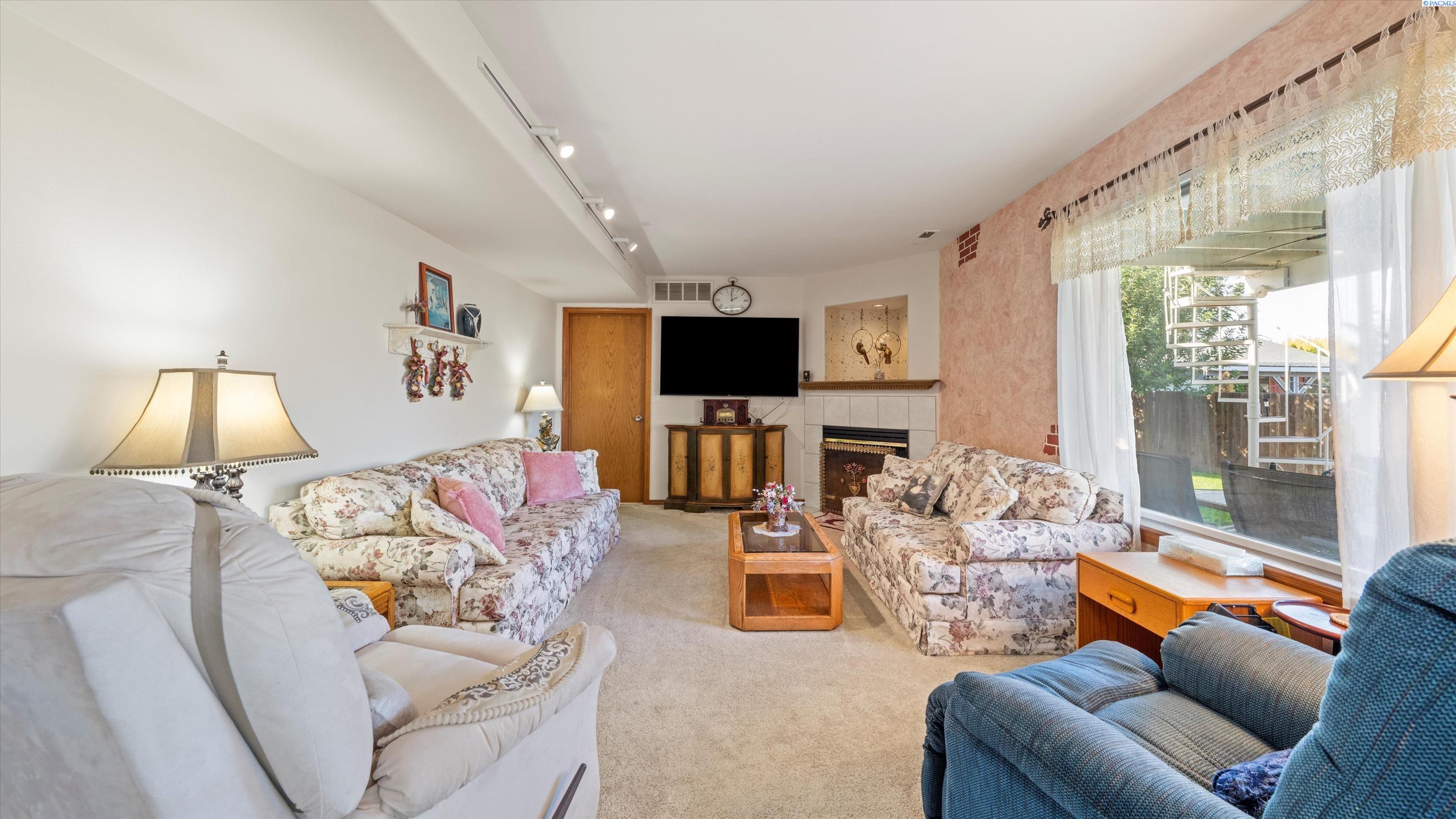 4606 W Grand Ronde Ave