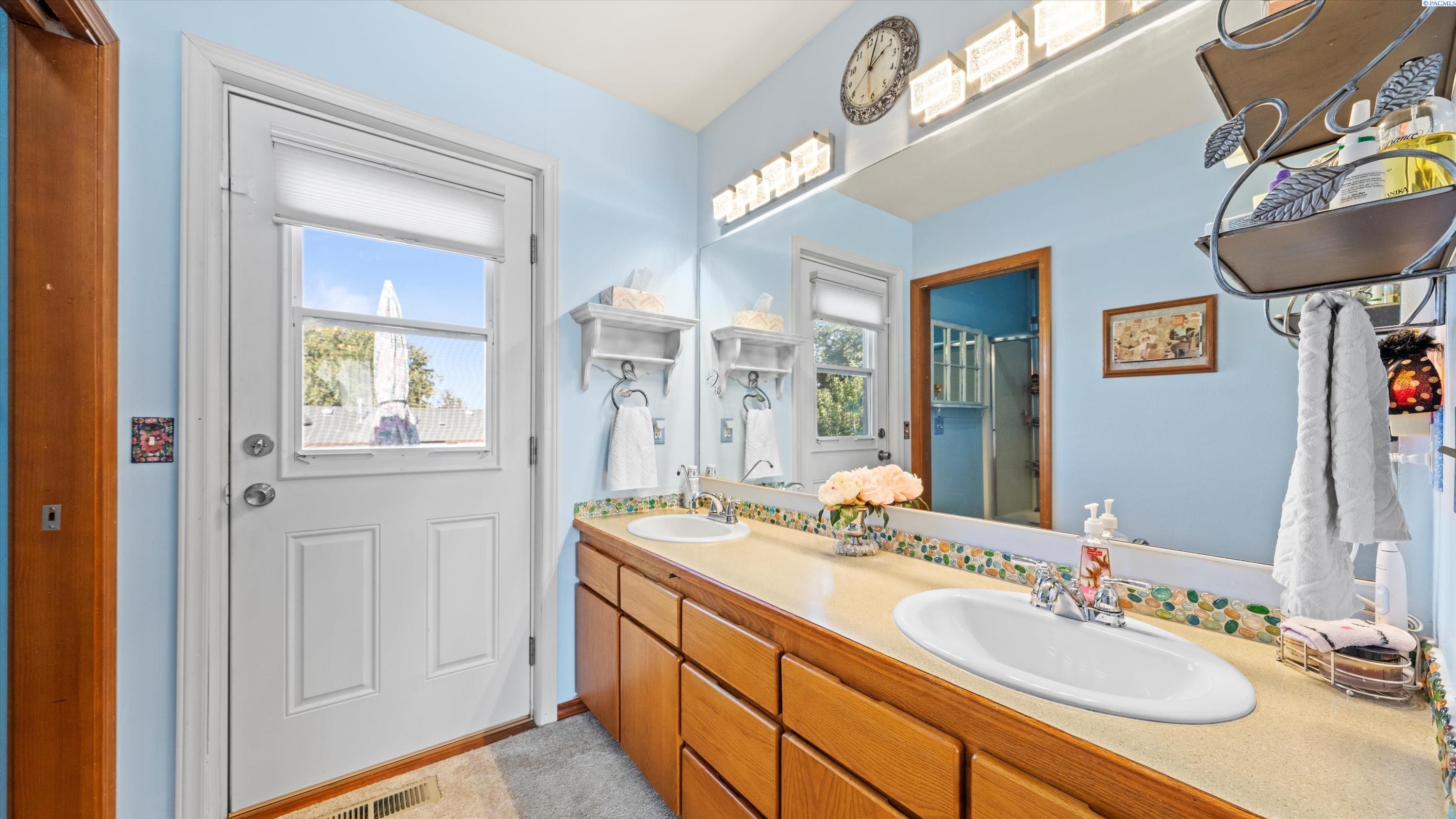 4606 W Grand Ronde Ave