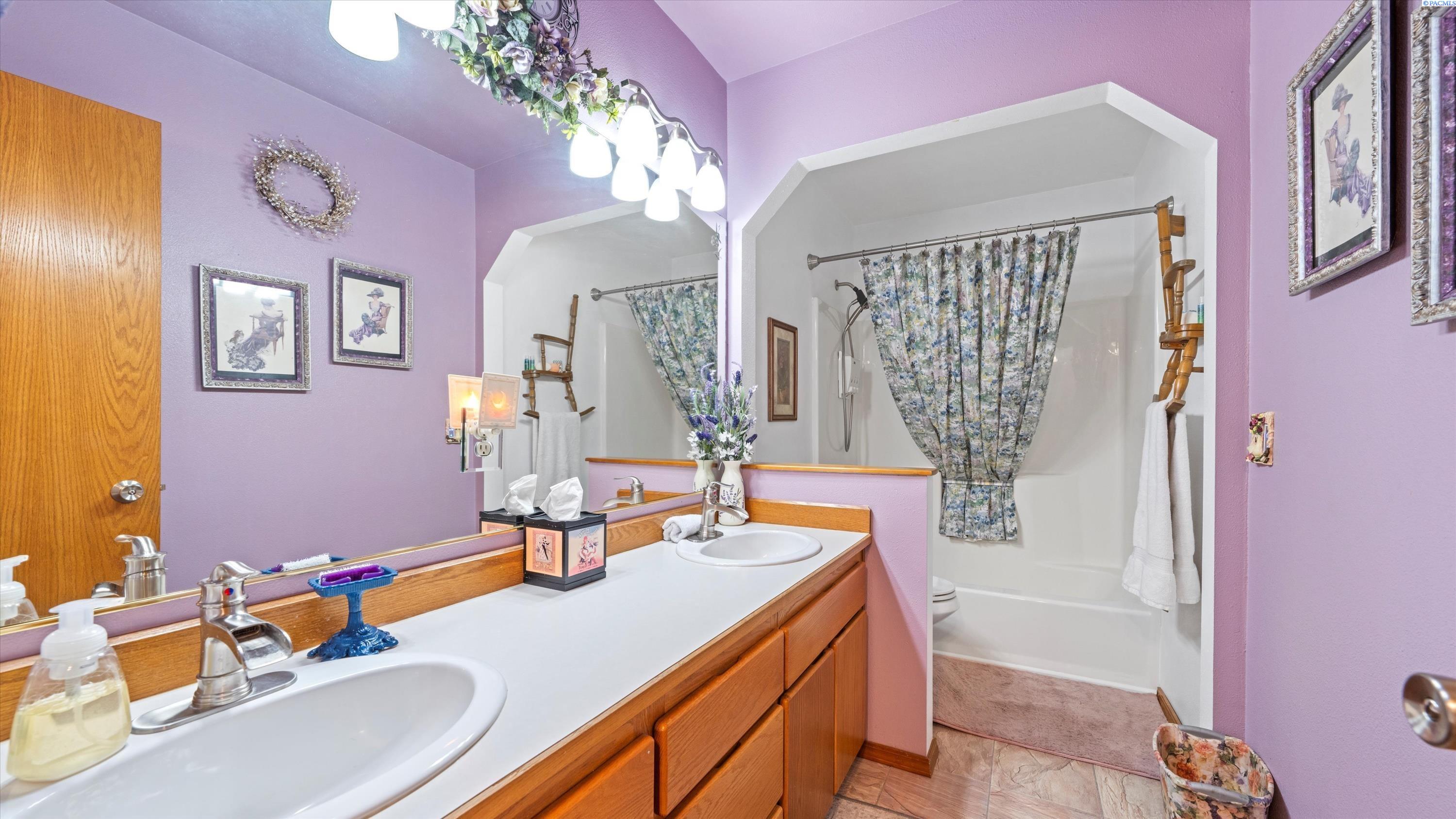 4606 W Grand Ronde Ave