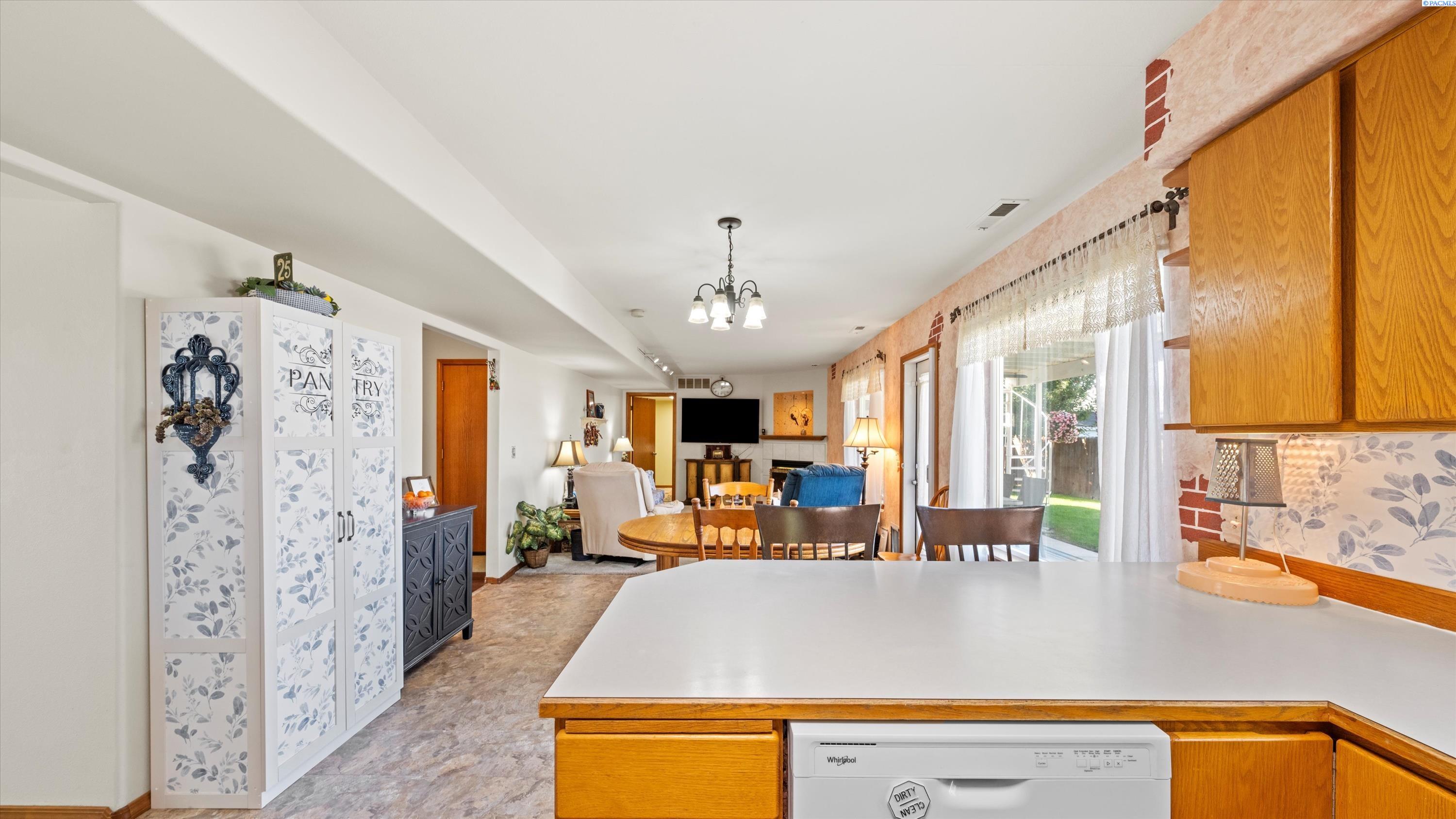 4606 W Grand Ronde Ave