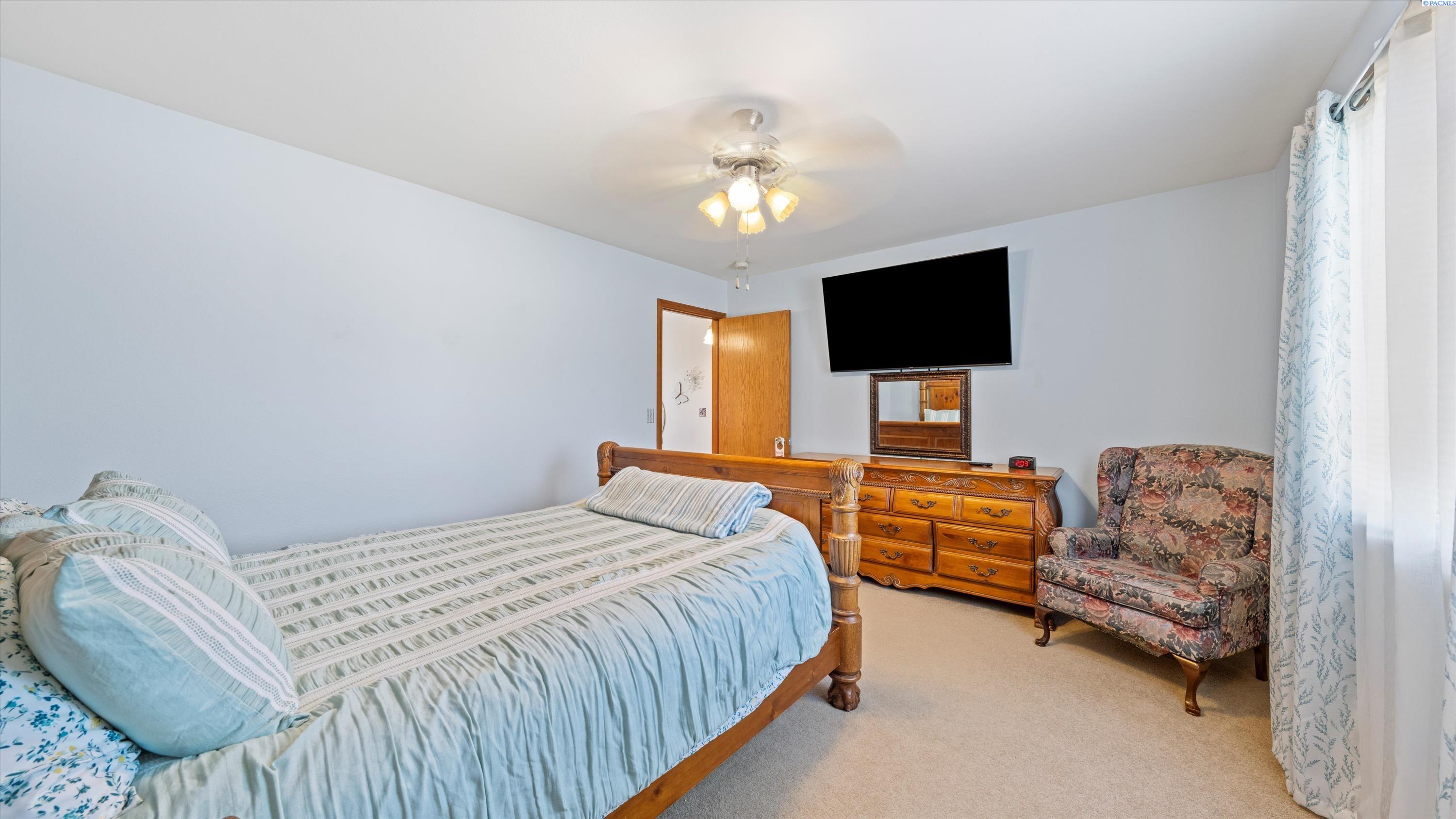 4606 W Grand Ronde Ave