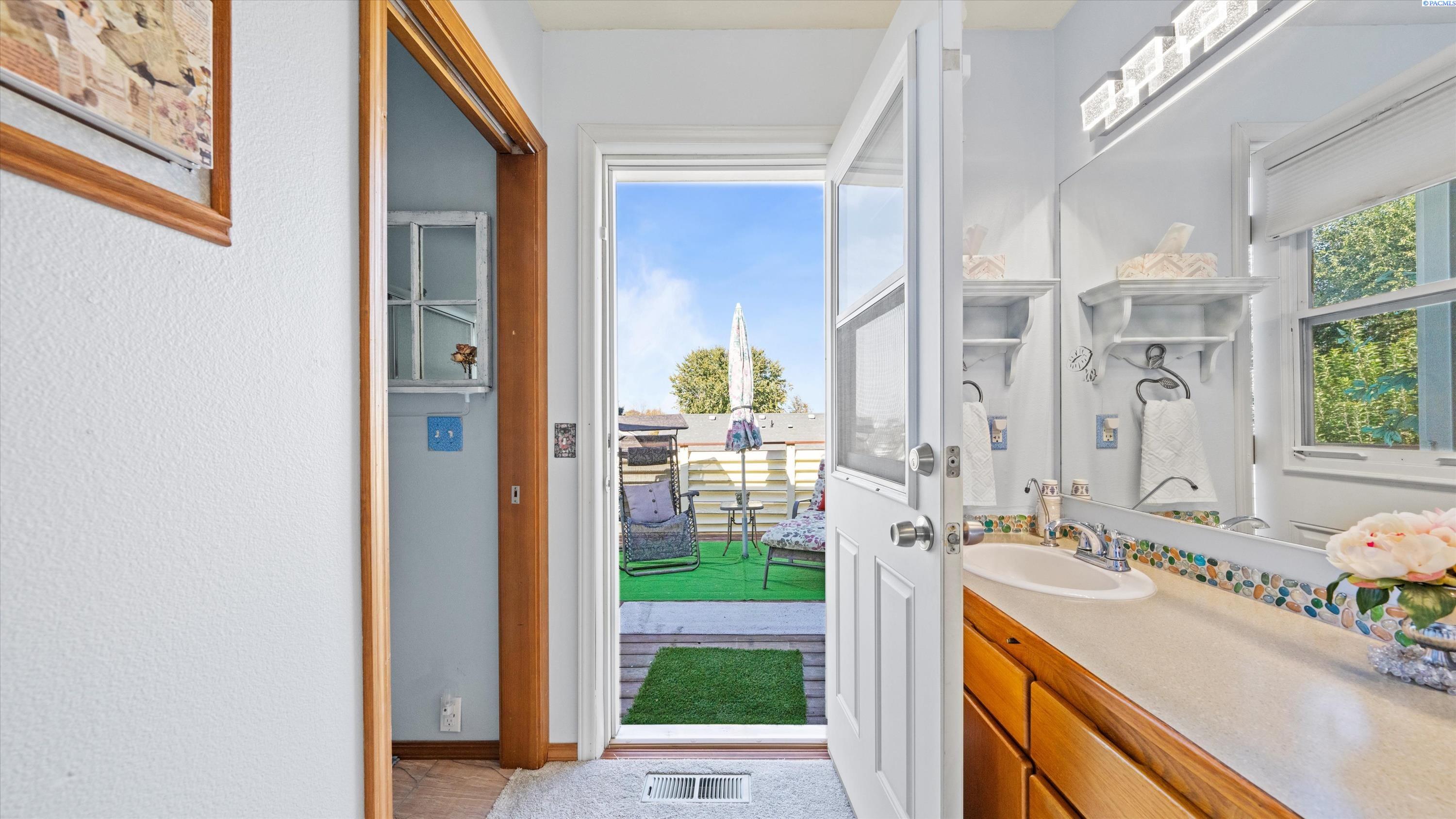 4606 W Grand Ronde Ave