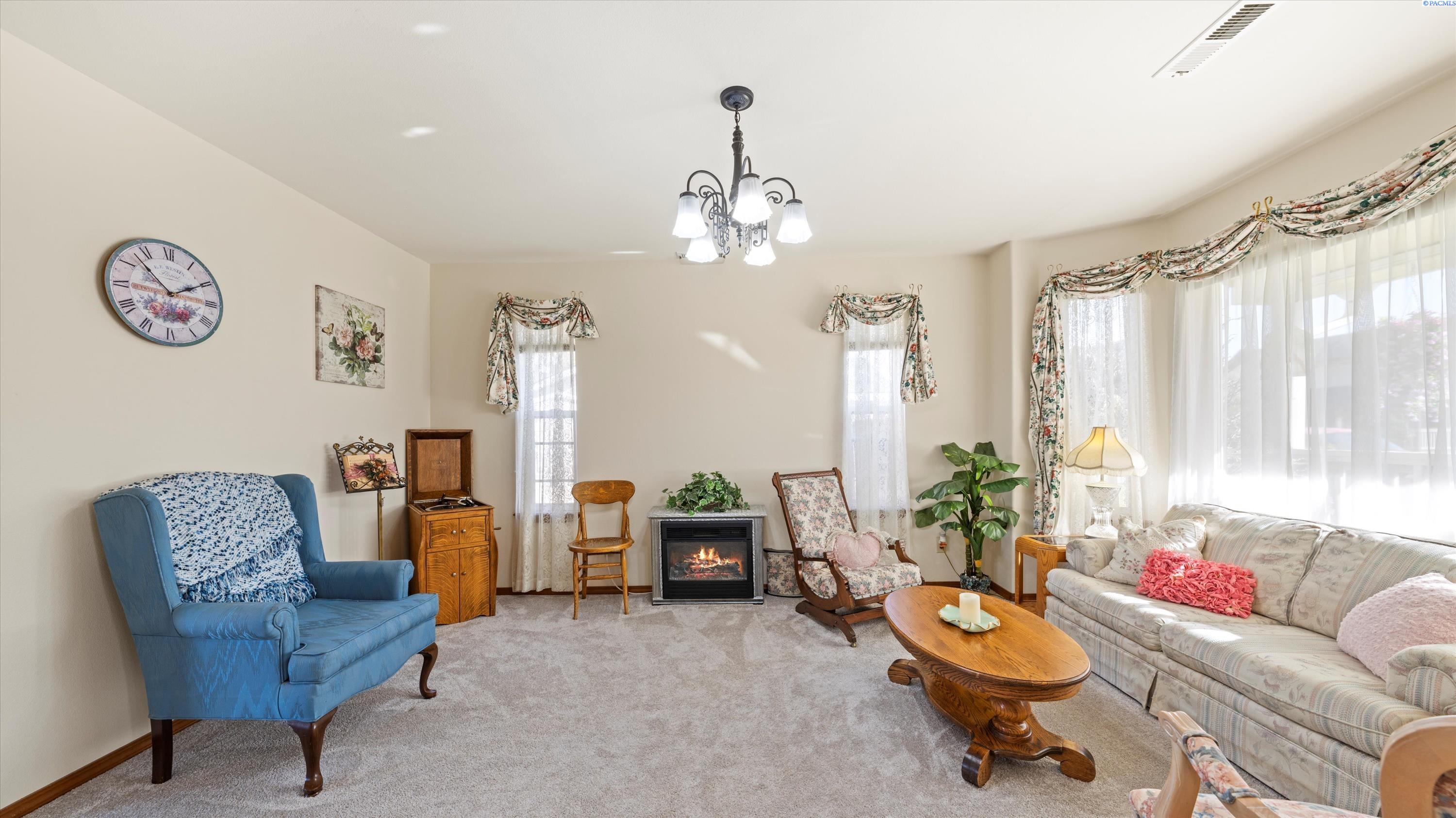 4606 W Grand Ronde Ave