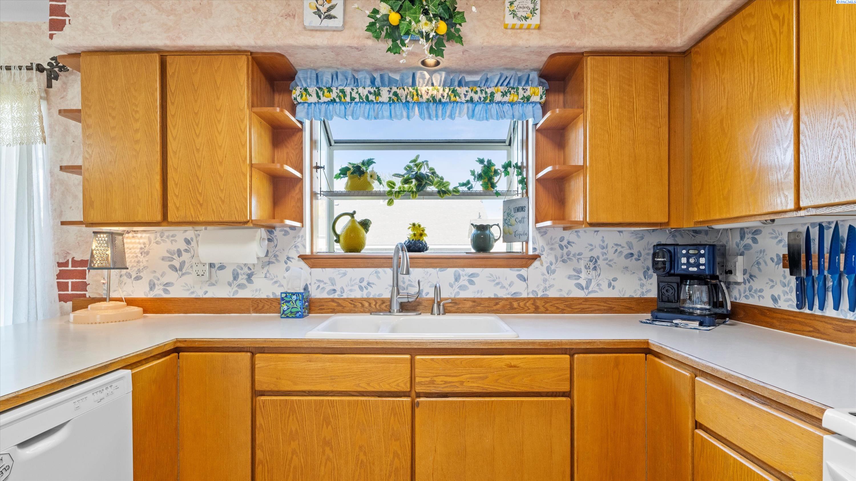 4606 W Grand Ronde Ave