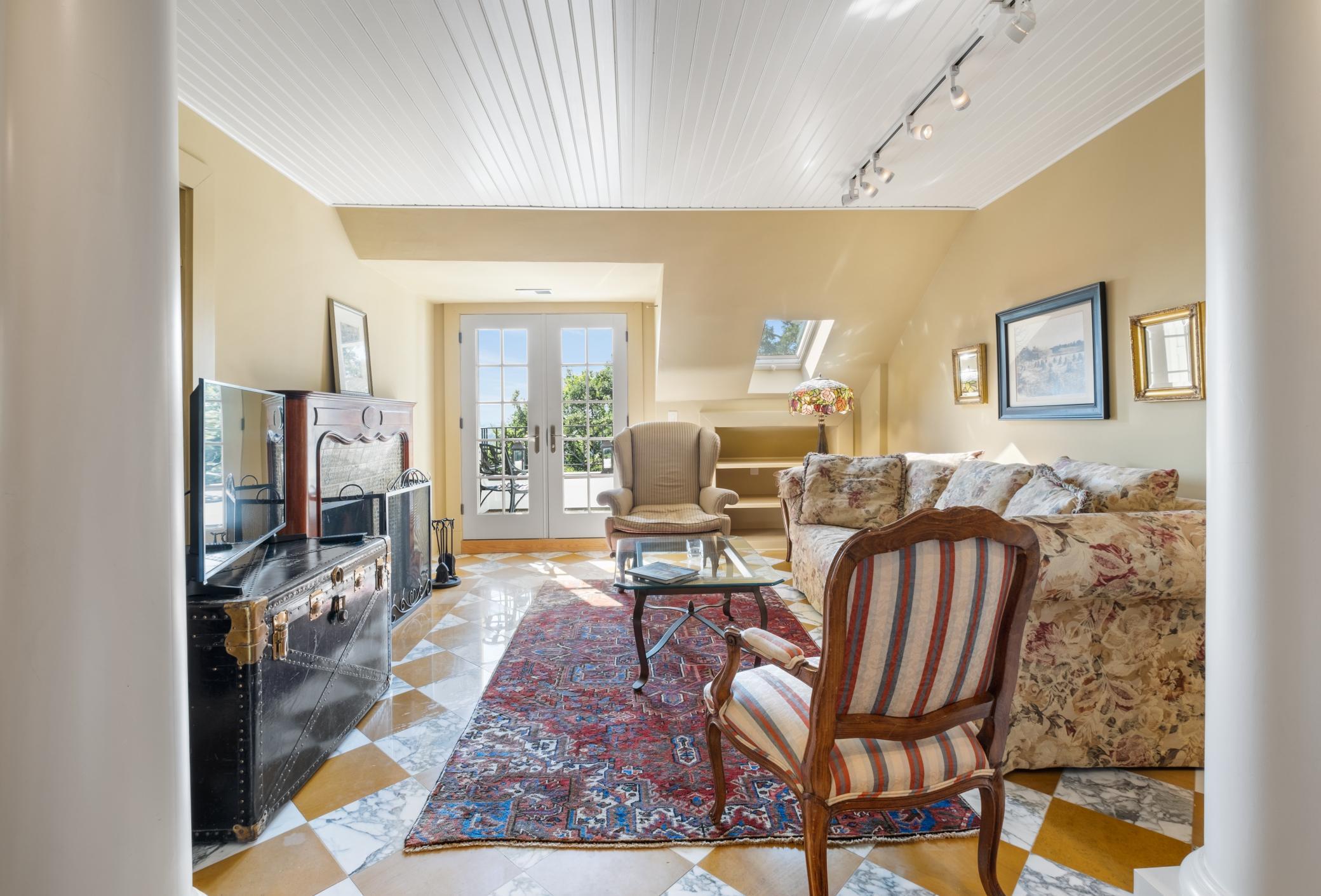 370 Summit Avenue Unit: 3