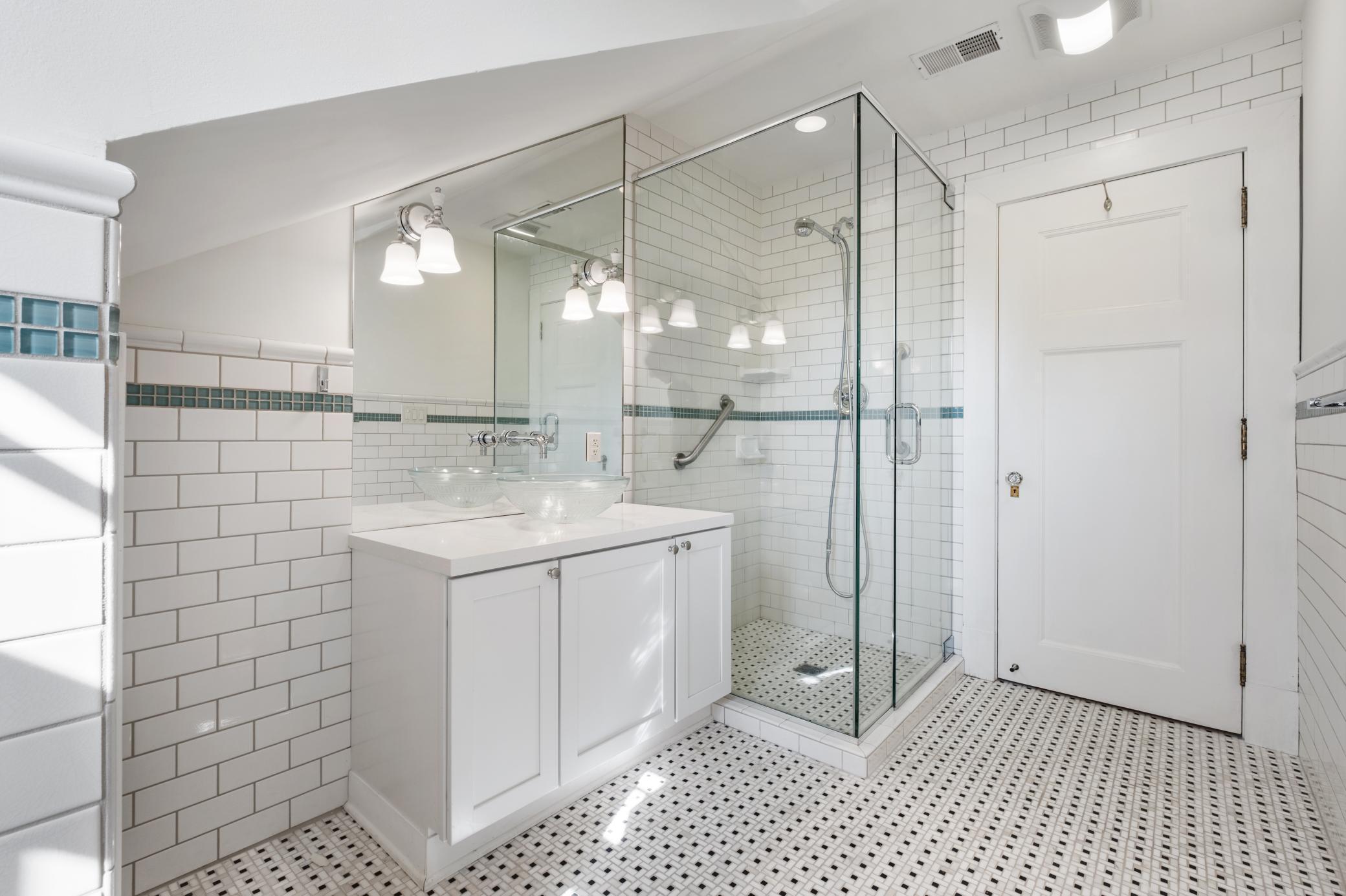 370 Summit Avenue Unit: 3