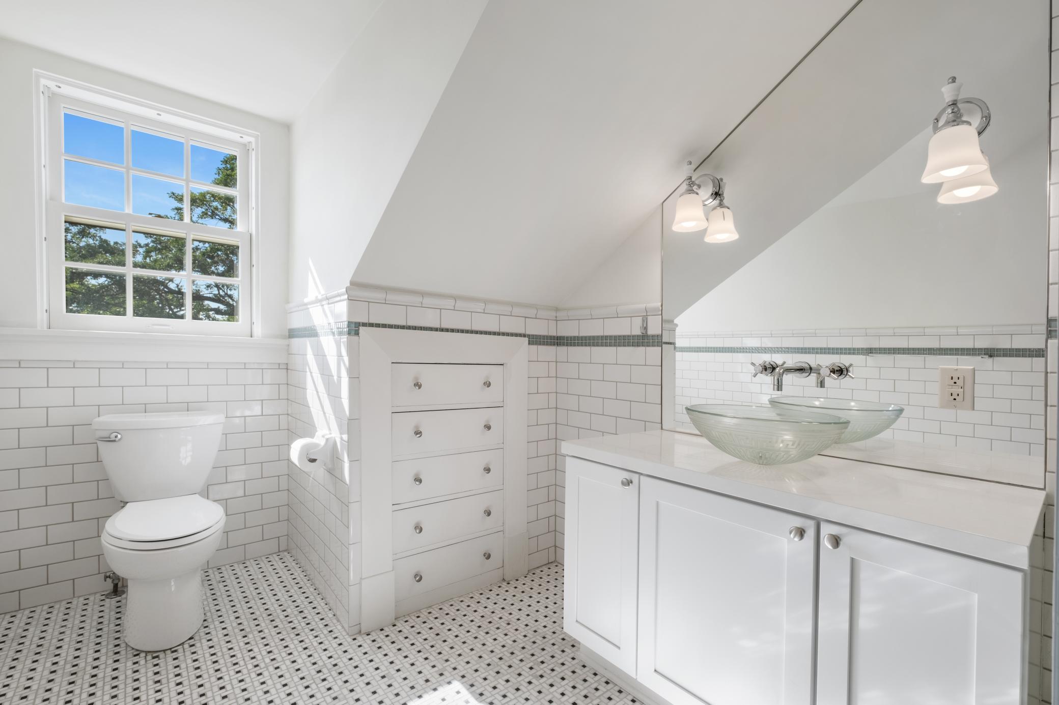 370 Summit Avenue Unit: 3