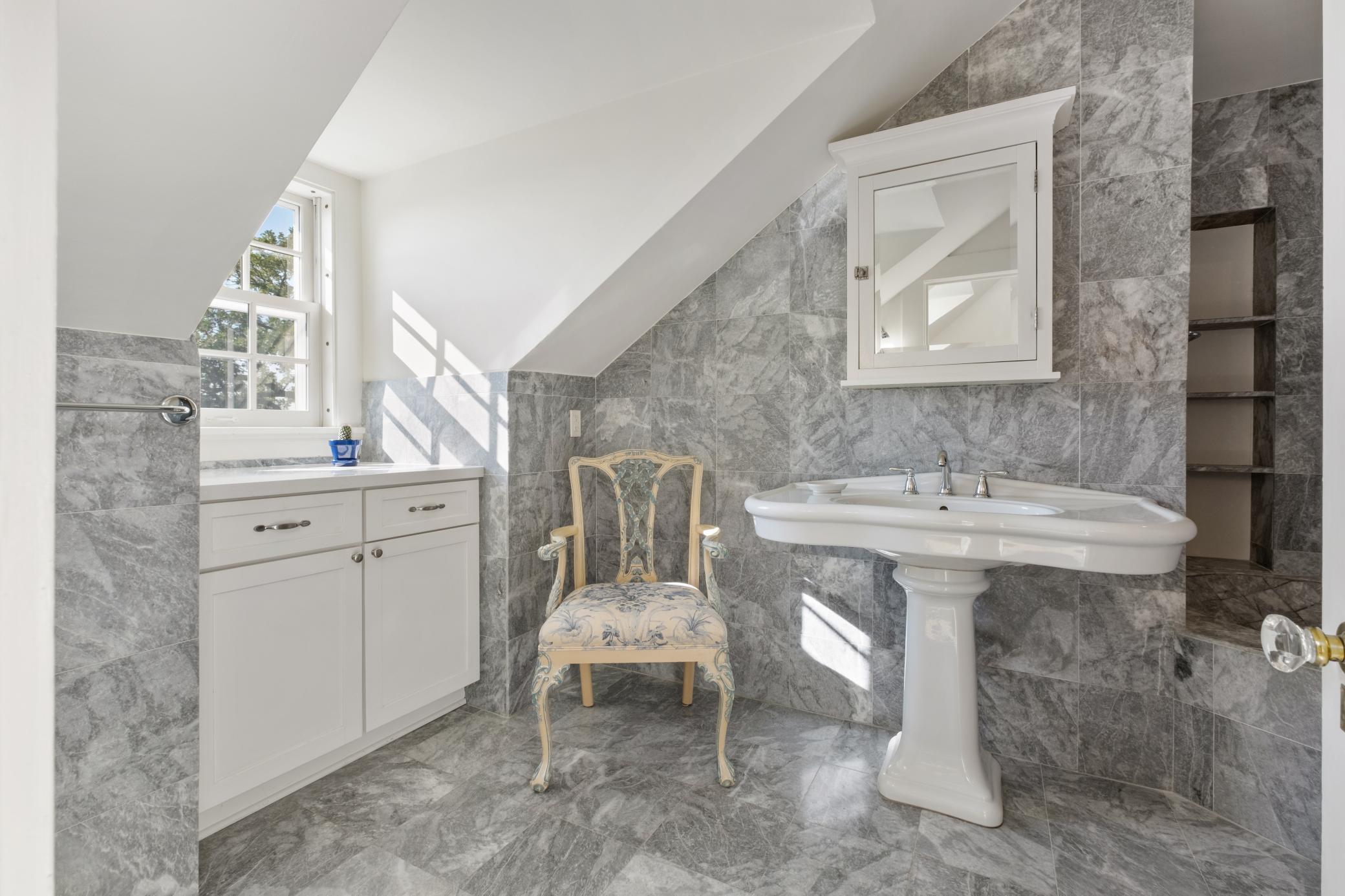 370 Summit Avenue Unit: 3