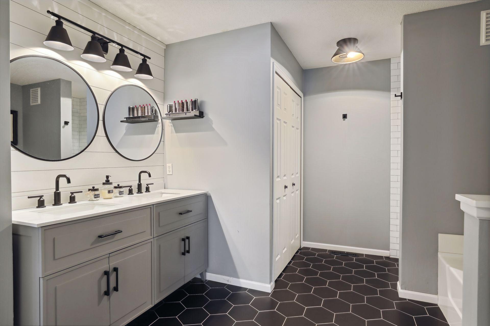 462 Willoughby Way W