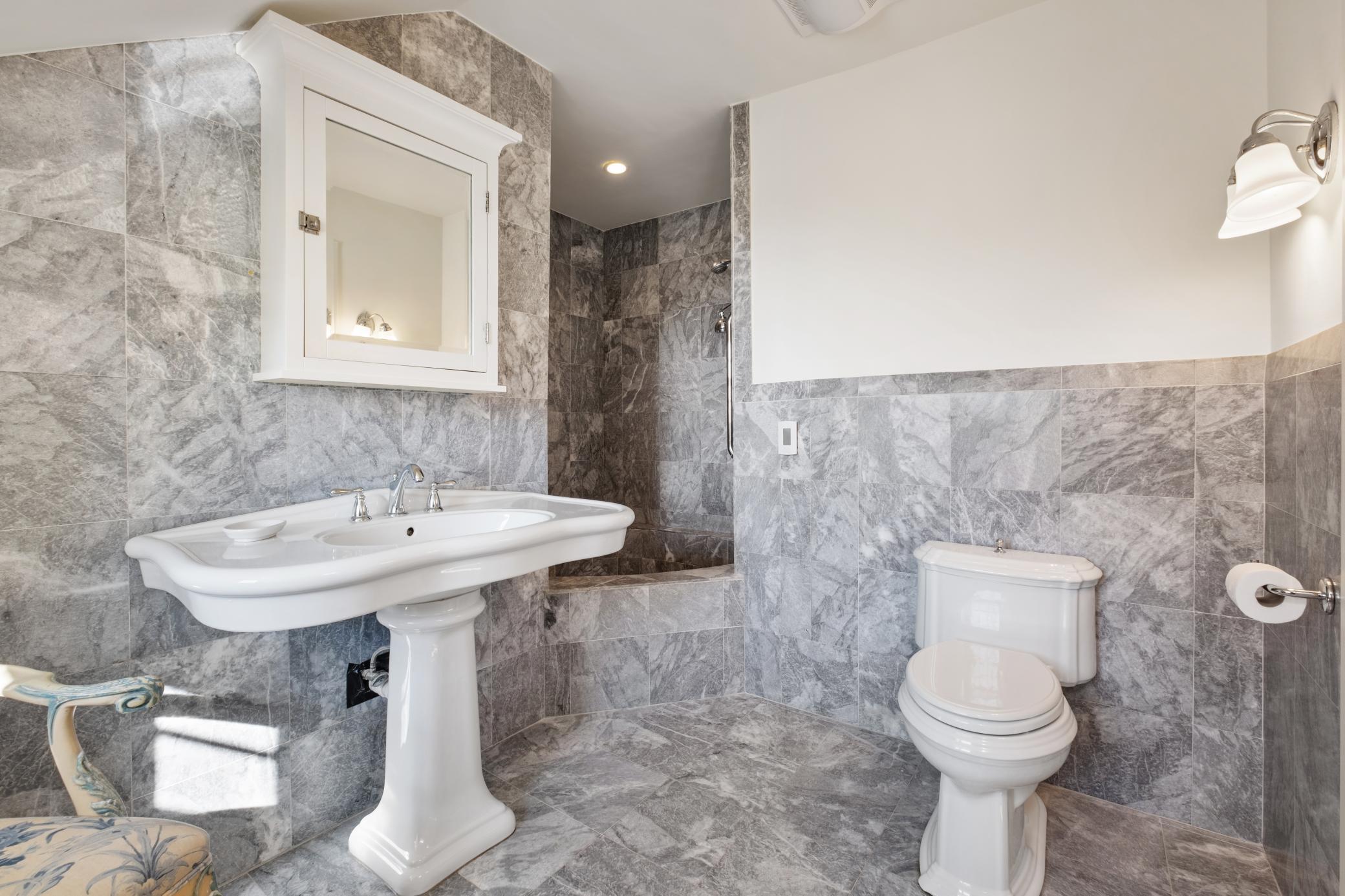 370 Summit Avenue Unit: 3