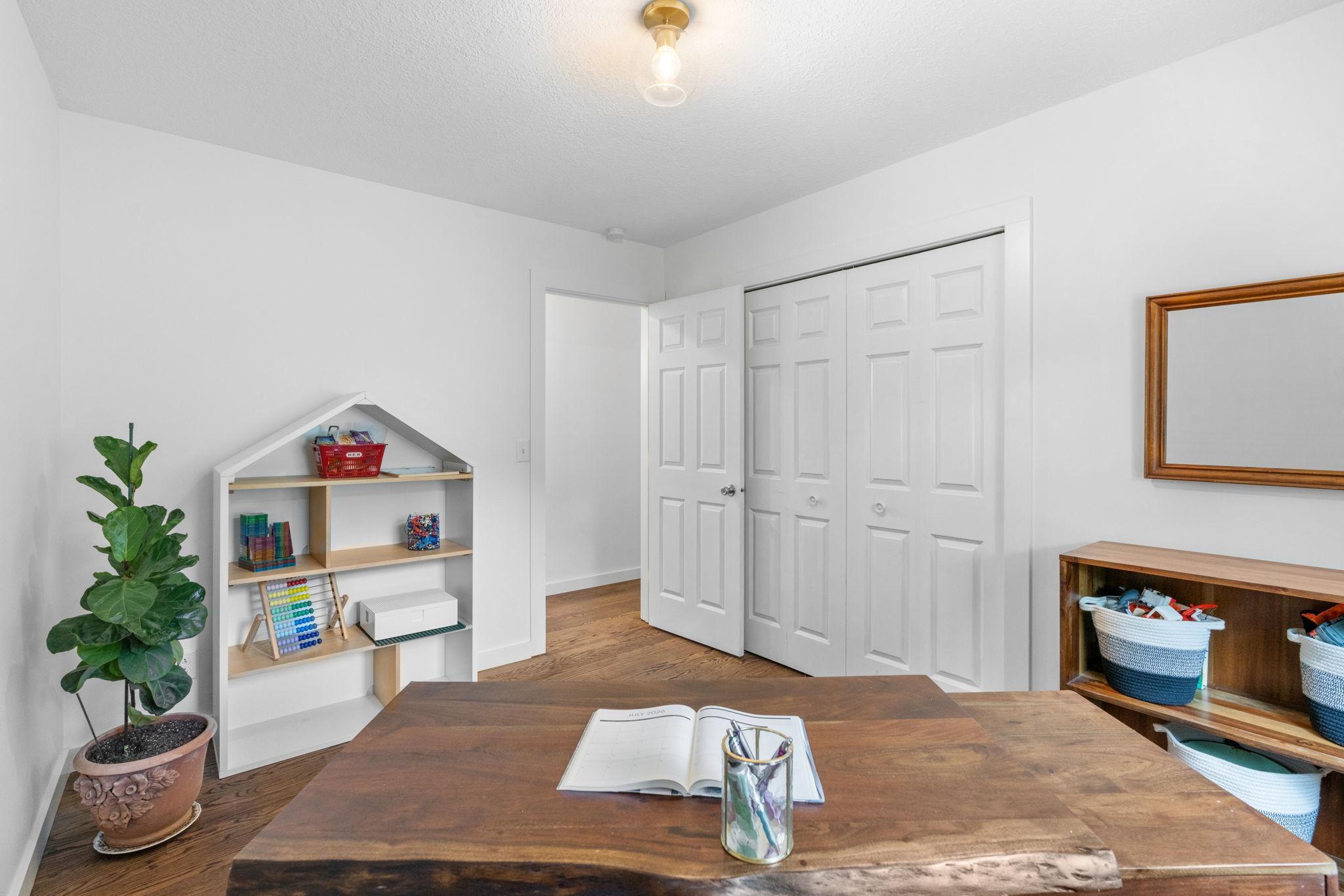 3116 Red Oak Circle N